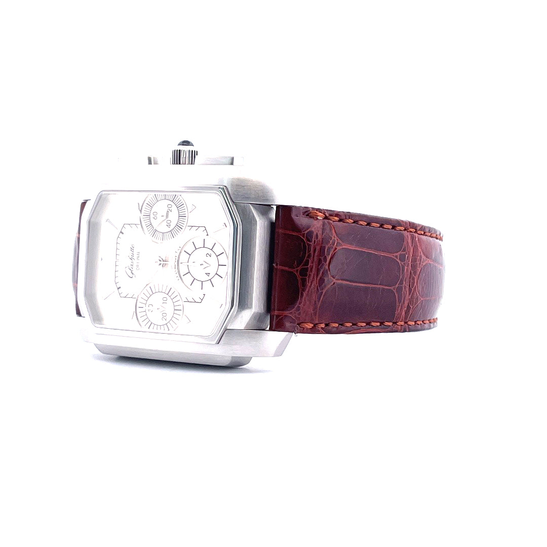Glashütte Original Senator Chrono Platin Edition Ltd 12/50 im Halbprofil mit braunem Krokodilarmband auf weissem Hintergrund