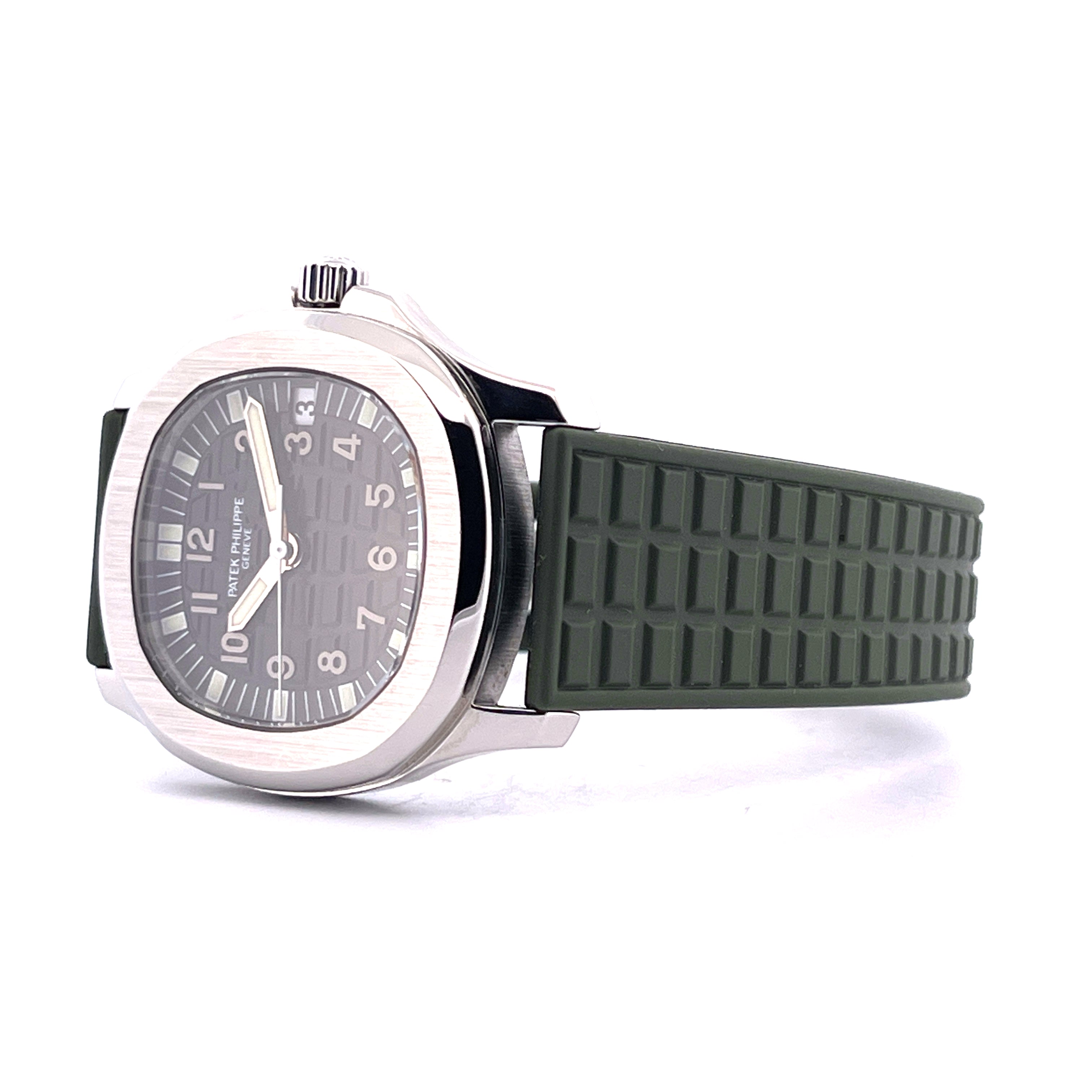 Patek Philippe Aquanaut 38mm Edelstahl mit dunklem Zifferblatt und grünem Kautschukarmband in Seitenansicht auf Weiss