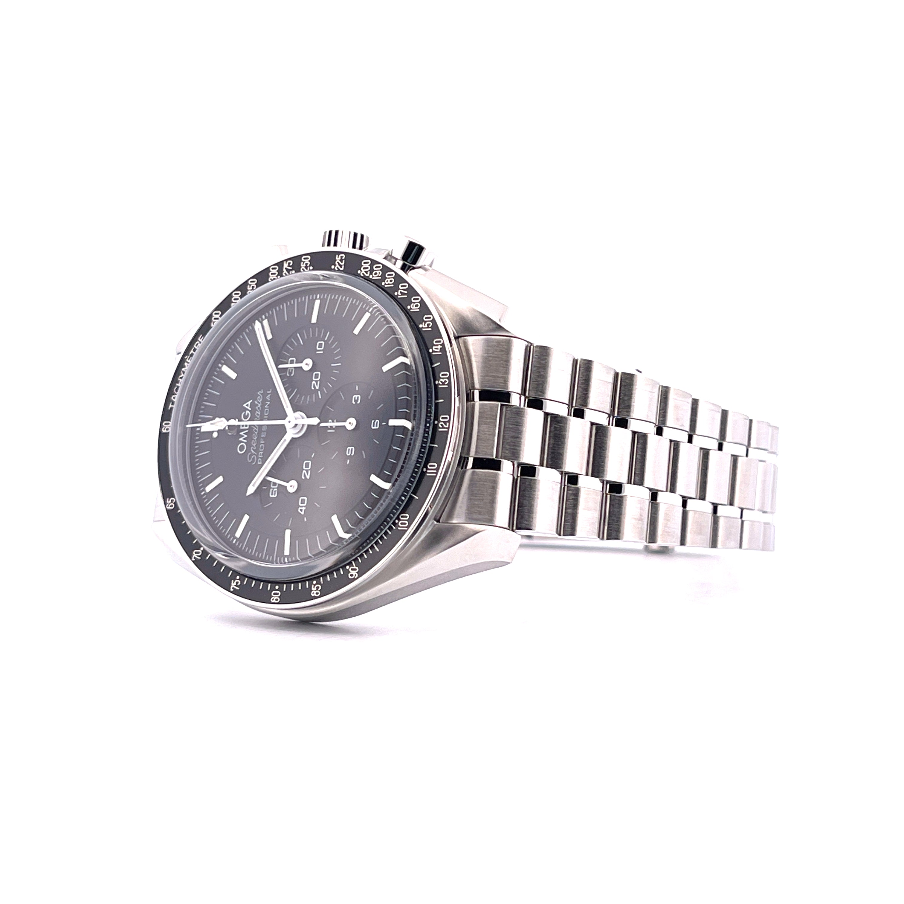 Omega Speedmaster Professional Moonwatch aus Edelstahl mit dunklem Zifferblatt und Metallarmband Seitenansicht