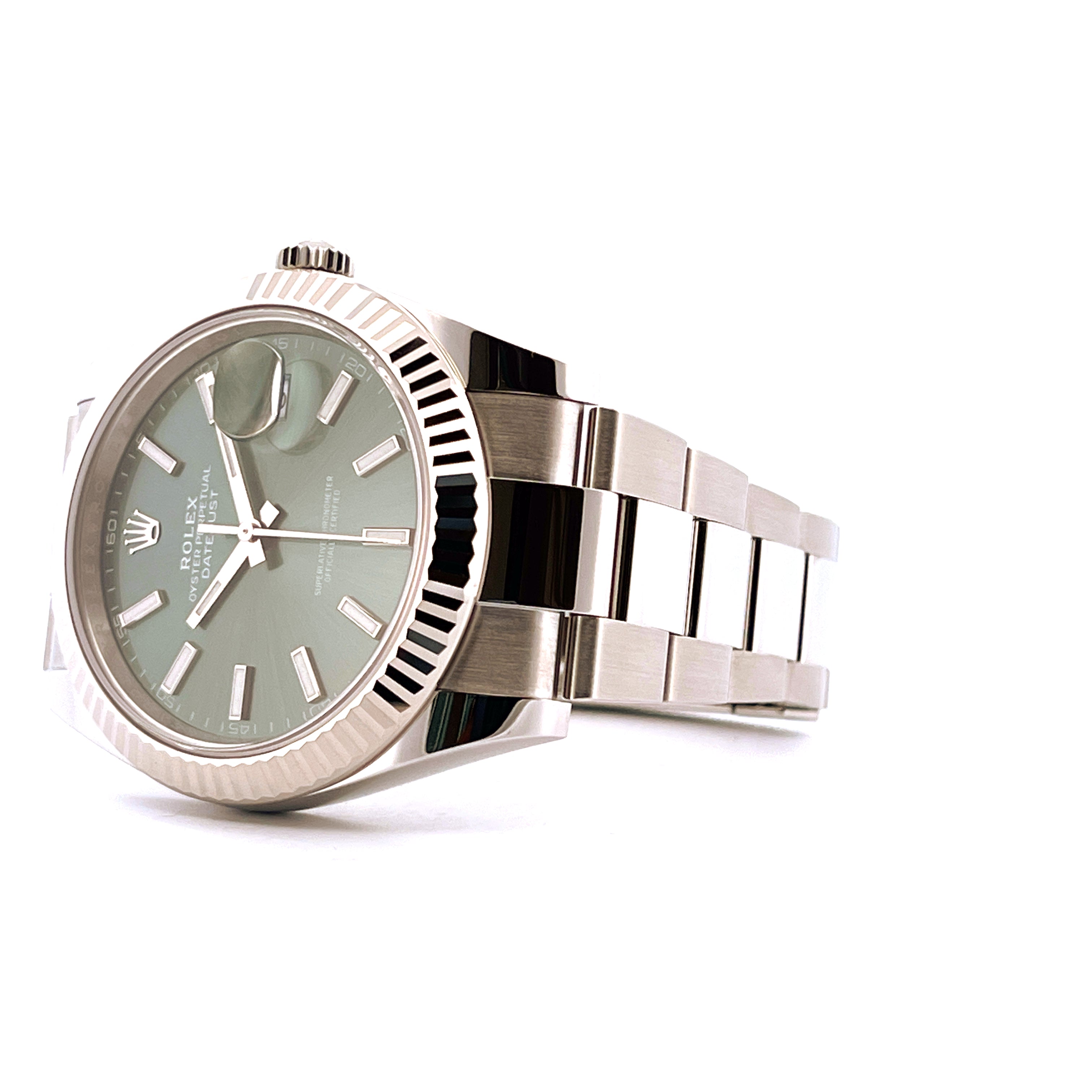 Rolex Datejust 41 mit grünem Zifferblatt und geriffelter Lünette aus Stahl auf weißem Hintergrund
