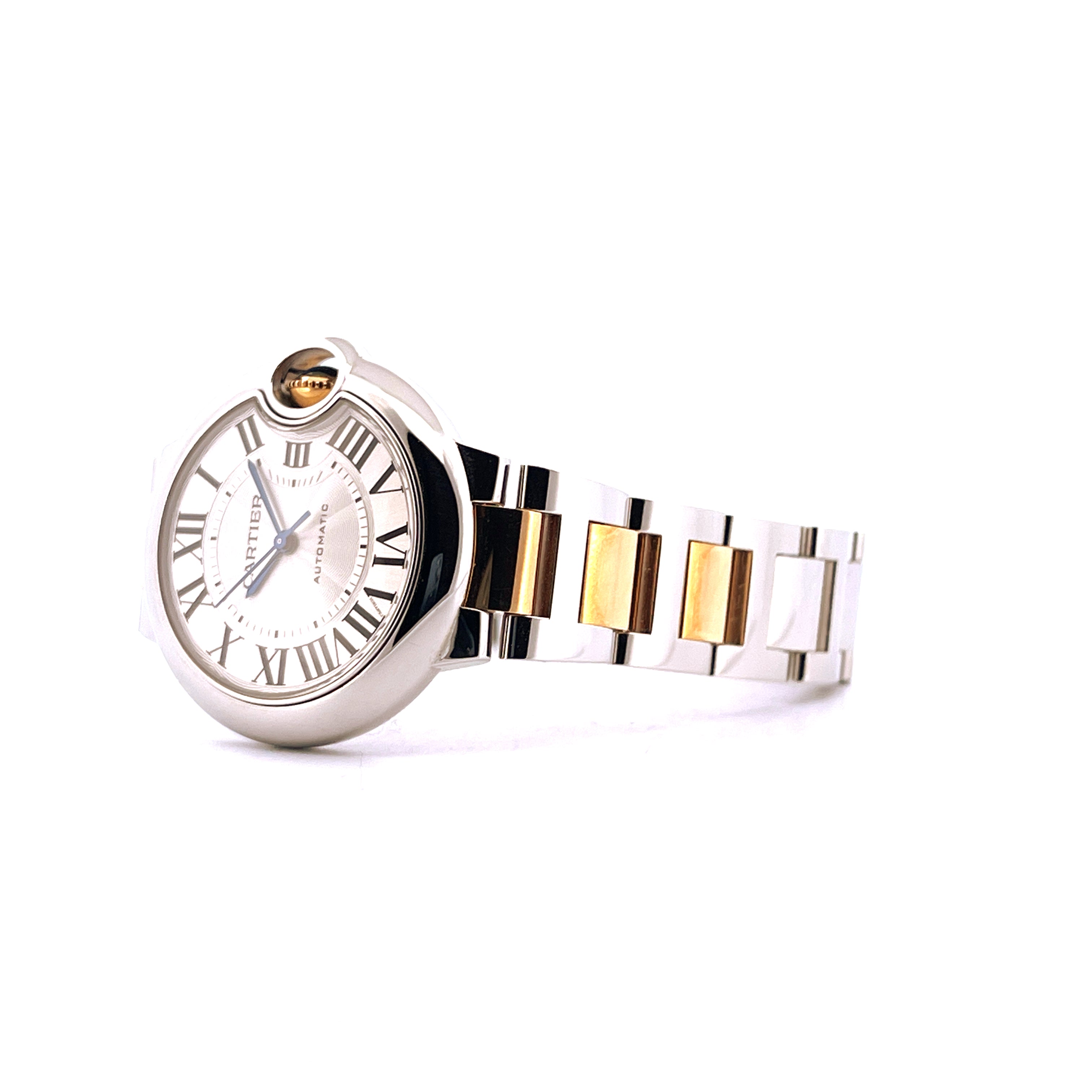 Cartier Ballon Bleu 33 mm Damenuhr mit Stahl- und Goldarmband auf weißem Hintergrund