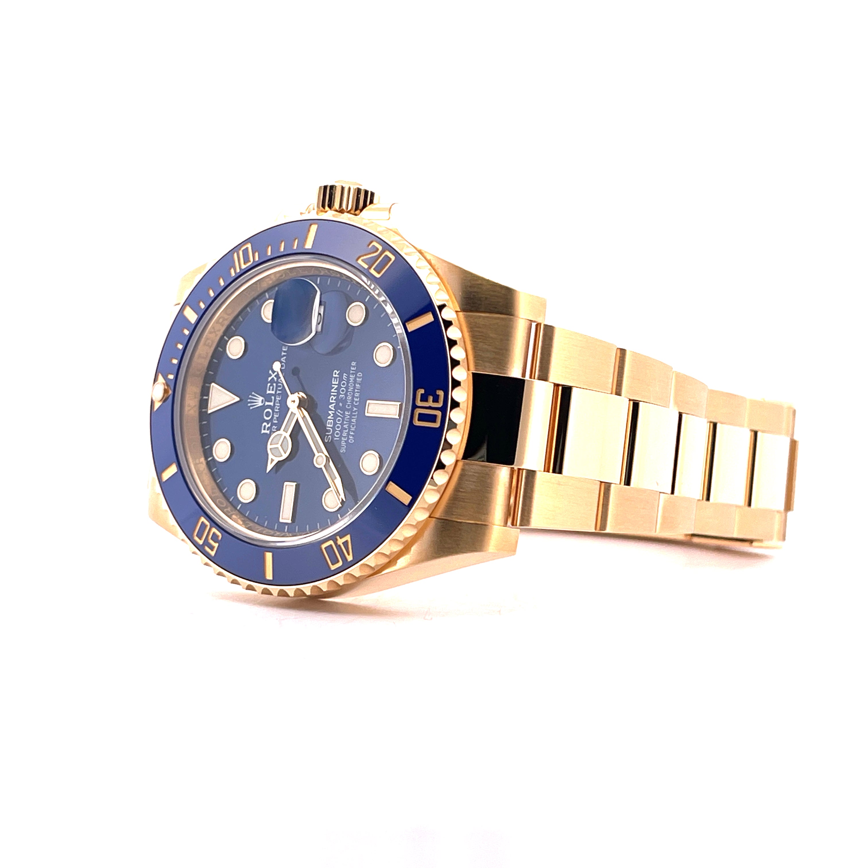 Rolex Submariner Date 126618LB Gelbgold mit blauem Zifferblatt und Band im Detail von der Seite auf weißem Hintergrund