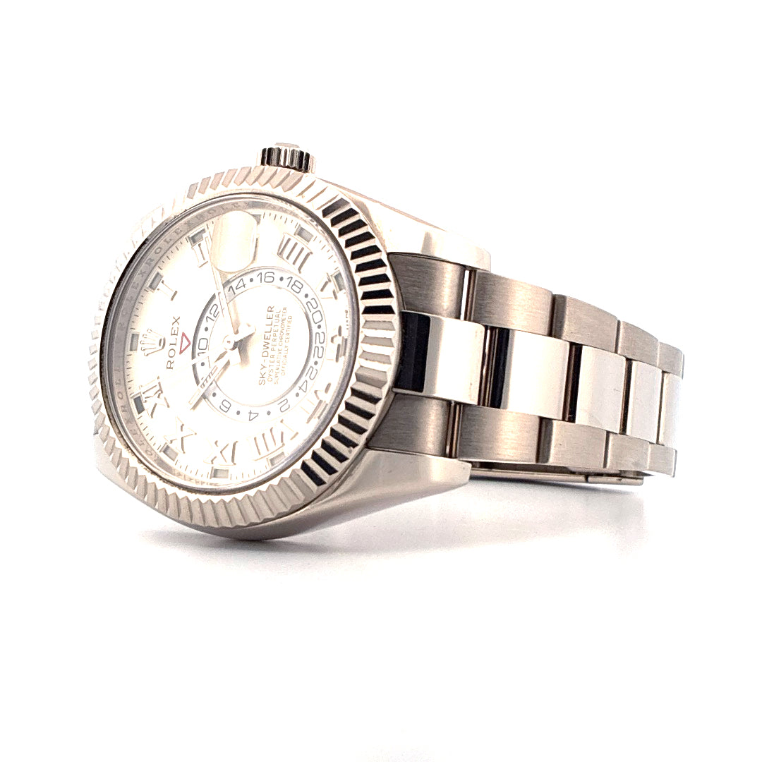 Rolex Sky Dweller 42mm aus Weißgold mit weißem Zifferblatt und Edelstahlarmband im Seitenprofil