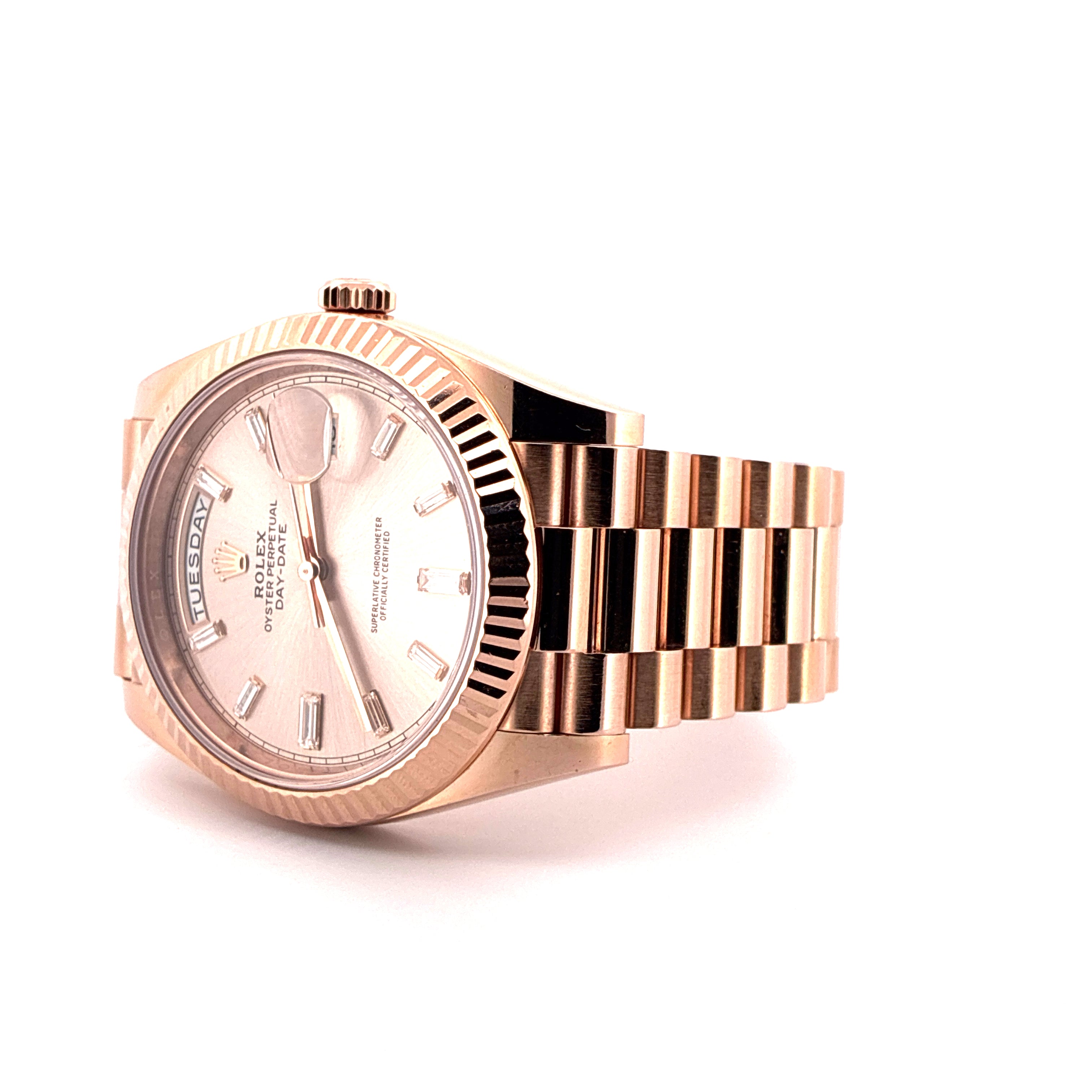 Rolex Day-Date 40 aus Roségold mit Champagner Zifferblatt auf weißem Hintergrund
