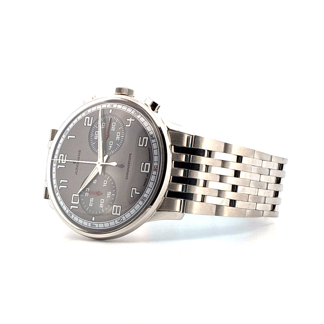 Junghans Meister Driver Chronoscope Edelstahl-Armband graues Zifferblatt im Seitenprofil