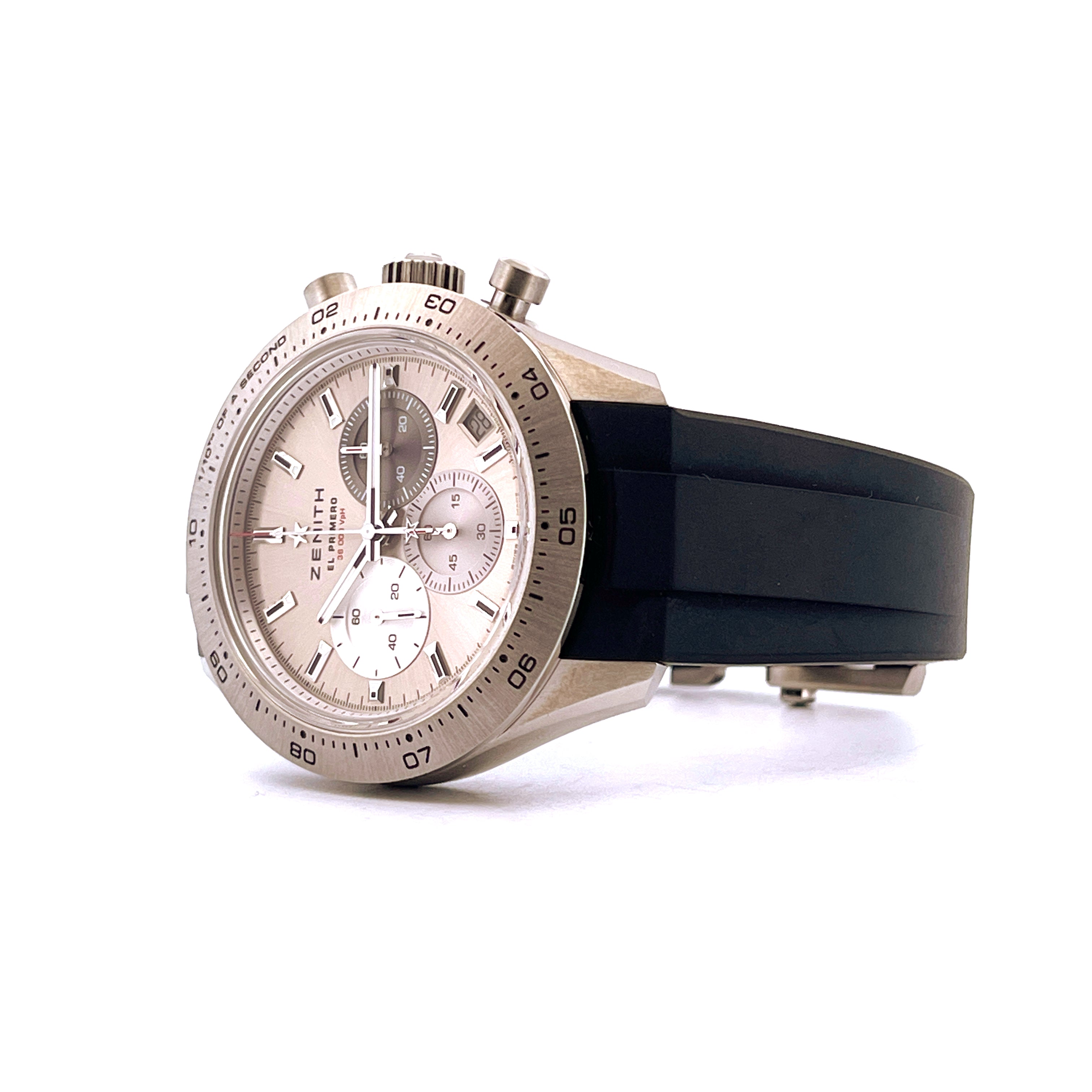 Seitenansicht des Zenith Chronomaster Sport Titan mit silbernem Zifferblatt und schwarzem Kautschukarmband