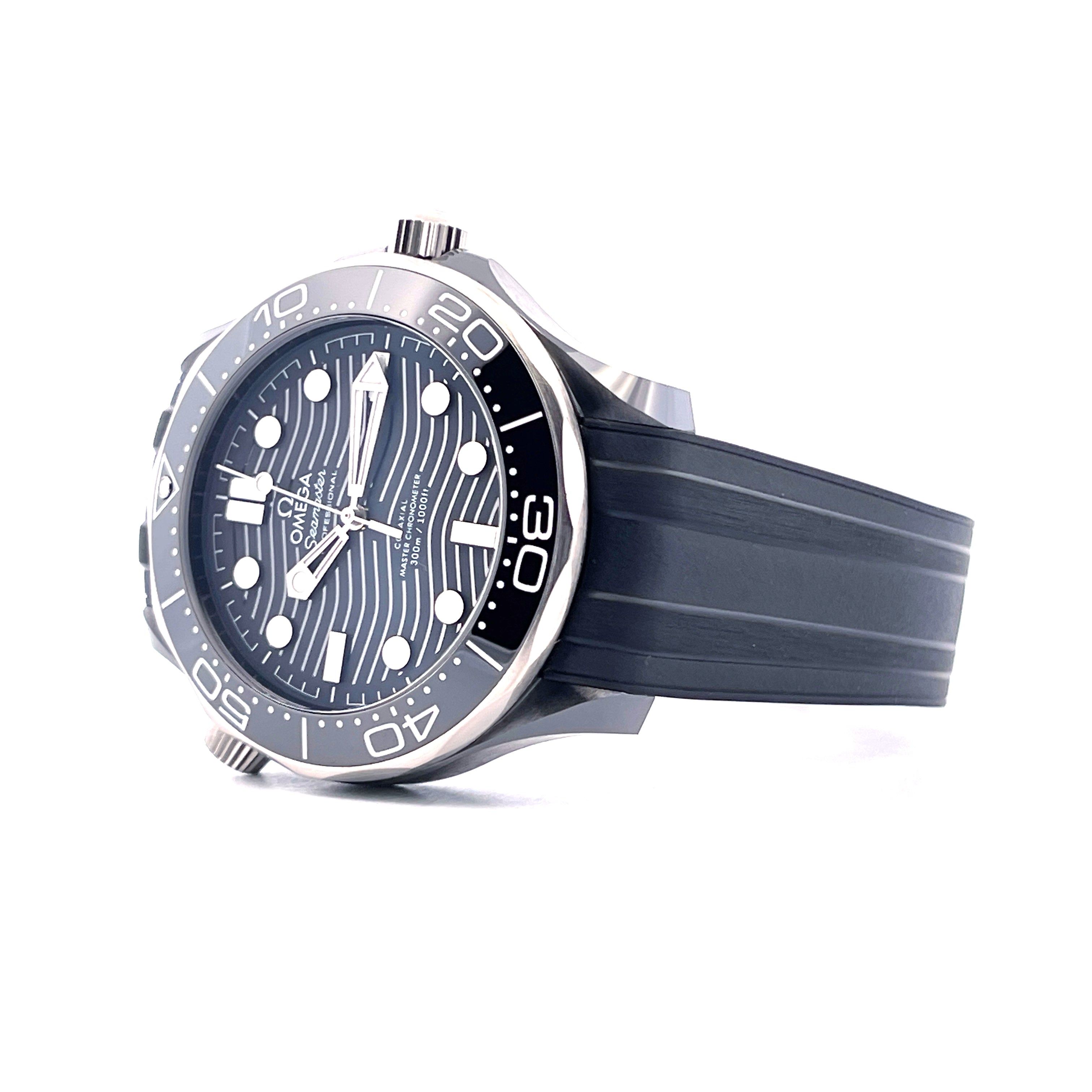 Omega Seamaster Diver 300 M Keramik Titan mit schwarzem Armband aus der Perspektive von rechts auf weißem Hintergrund