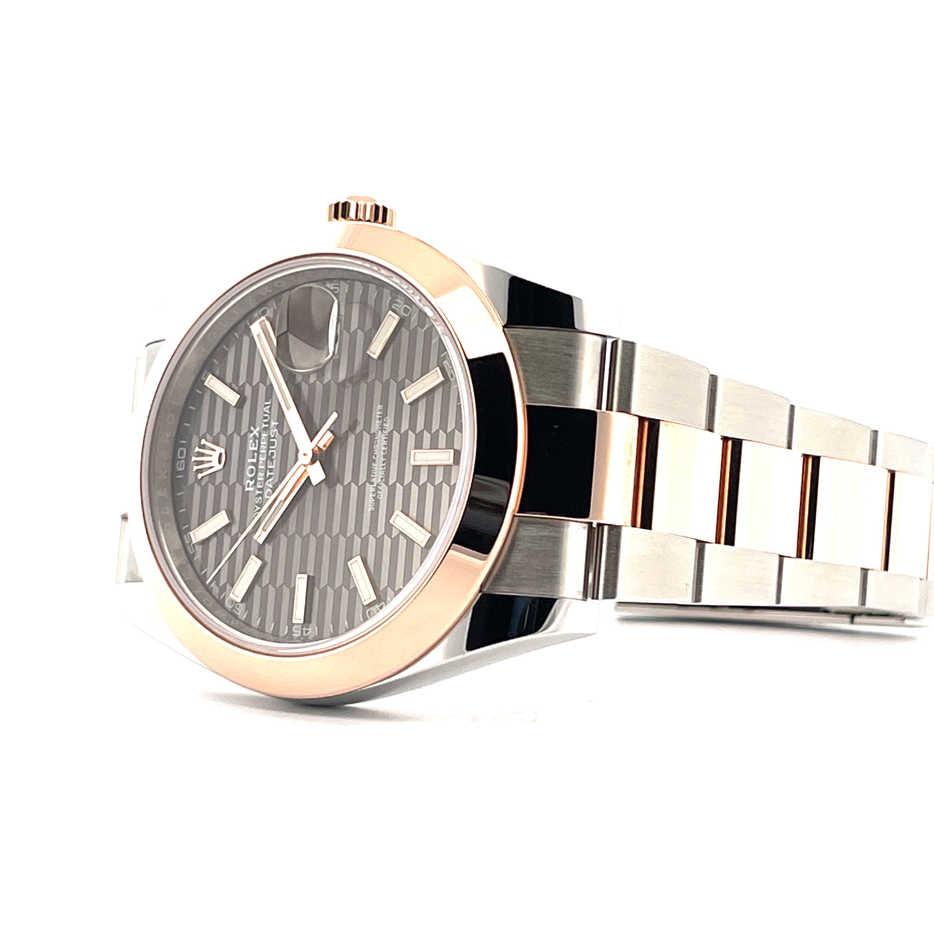 Rolex Datejust 41 mit Honigwaben-Zifferblatt und Rotgold-Lünette, Stahl-Gold-Armband auf weißem Hintergrund