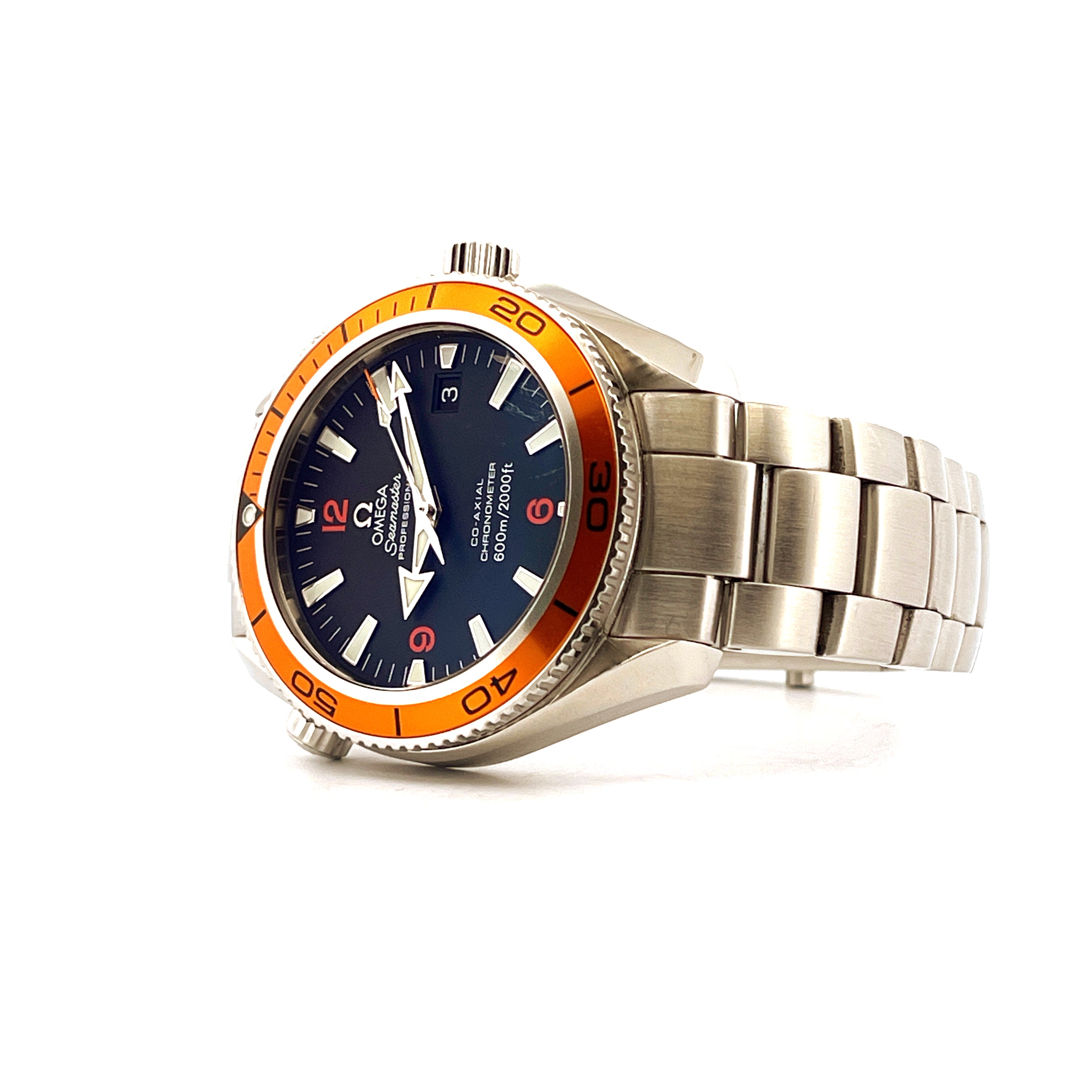 Omega Seamaster Planet Ocean mit orangefarbener Lünette aus Edelstahl im Detail von der Seite fotografiert