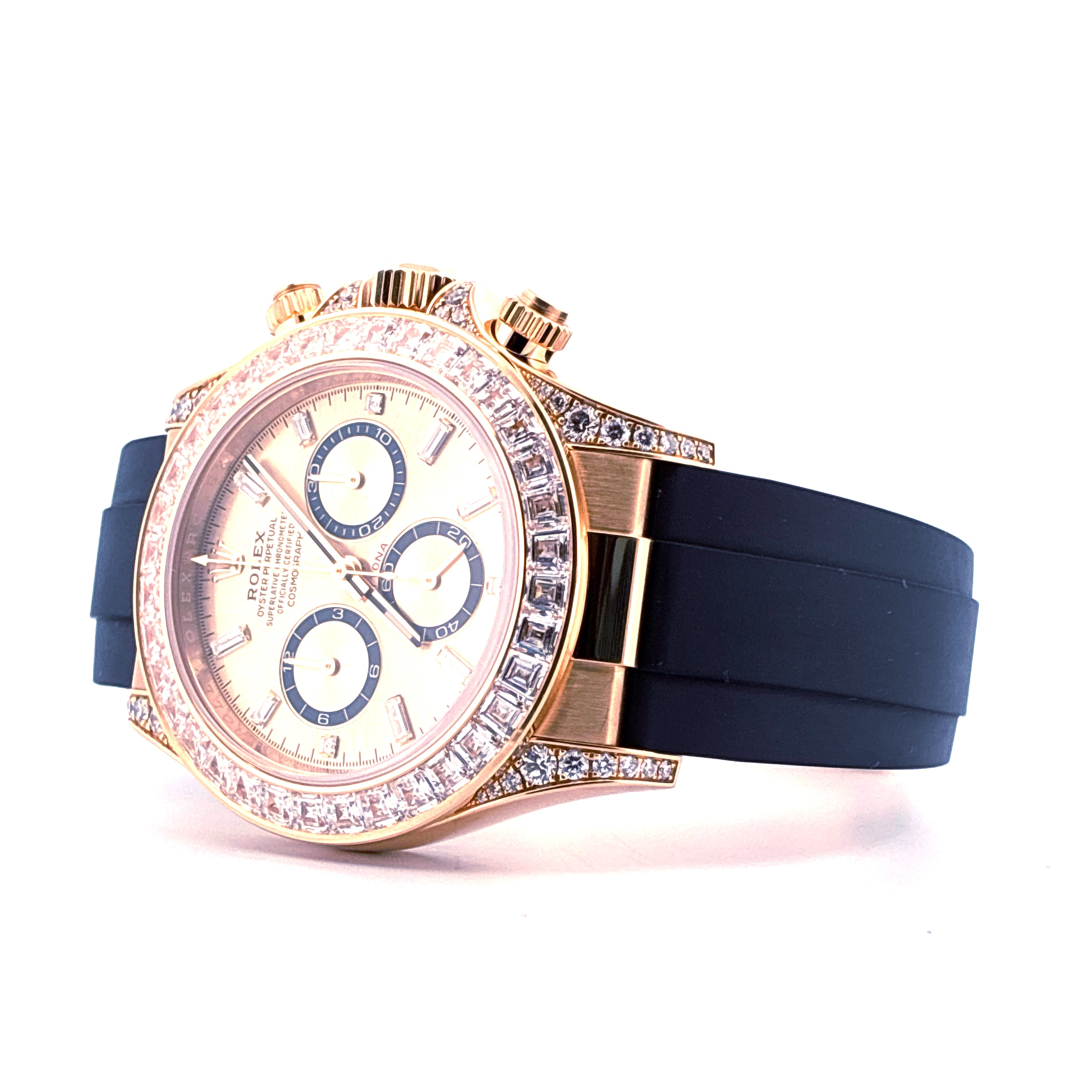 Rolex Cosmograph Daytona mit Diamantlünette und schwarzem Kautschukarmband von vorne rechts auf weißem Hintergrund
