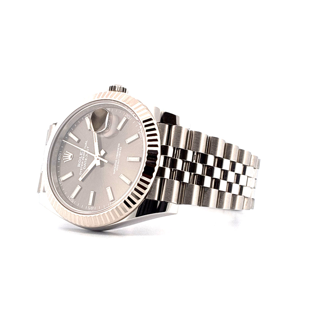Rolex Datejust 41 aus Edelstahl mit grauem Zifferblatt im Dreiviertelprofil vor weißem Hintergrund