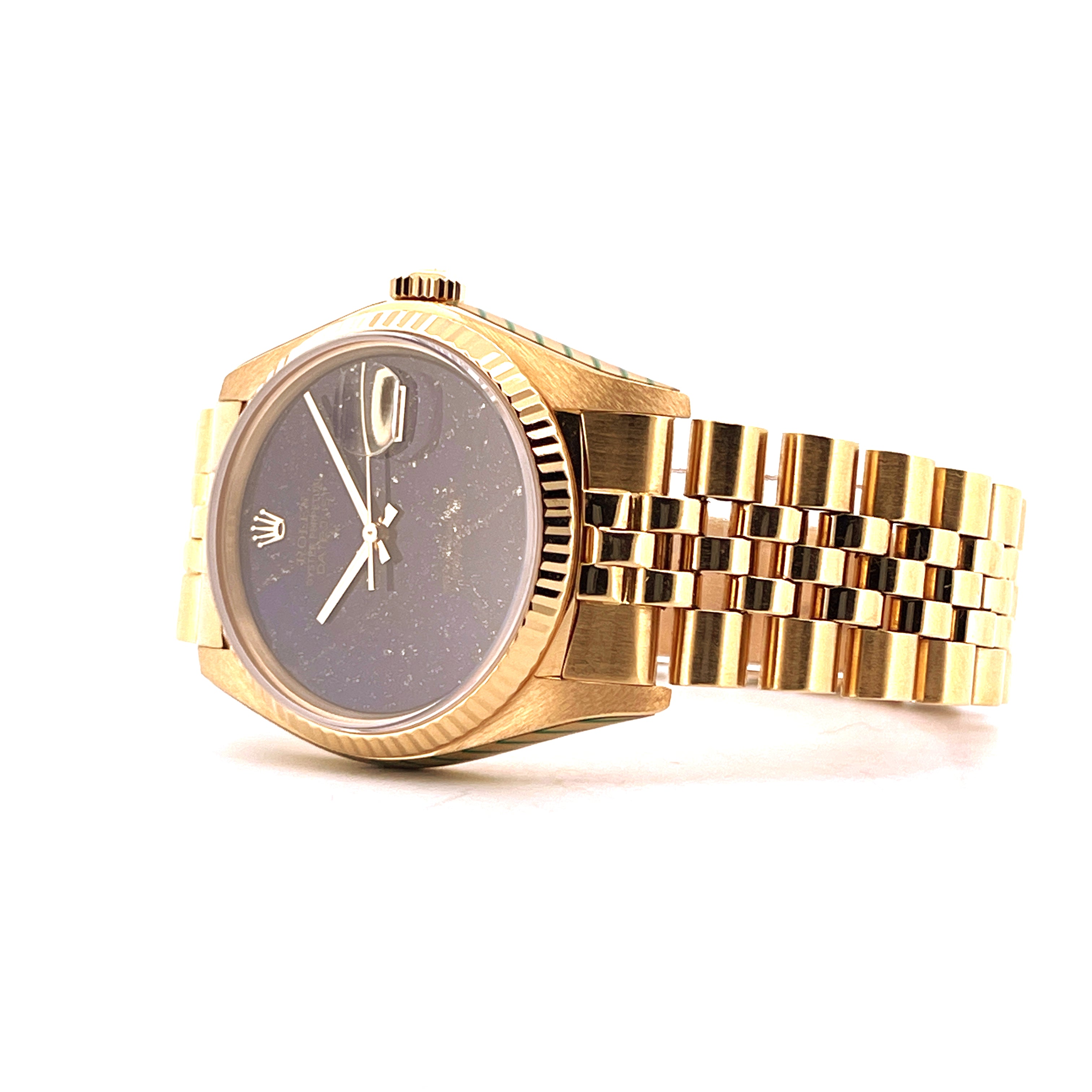 Rolex Datejust 36 Lapis Lazuli aus Gelbgold, Detailansicht von der Seite auf weißem Hintergrund