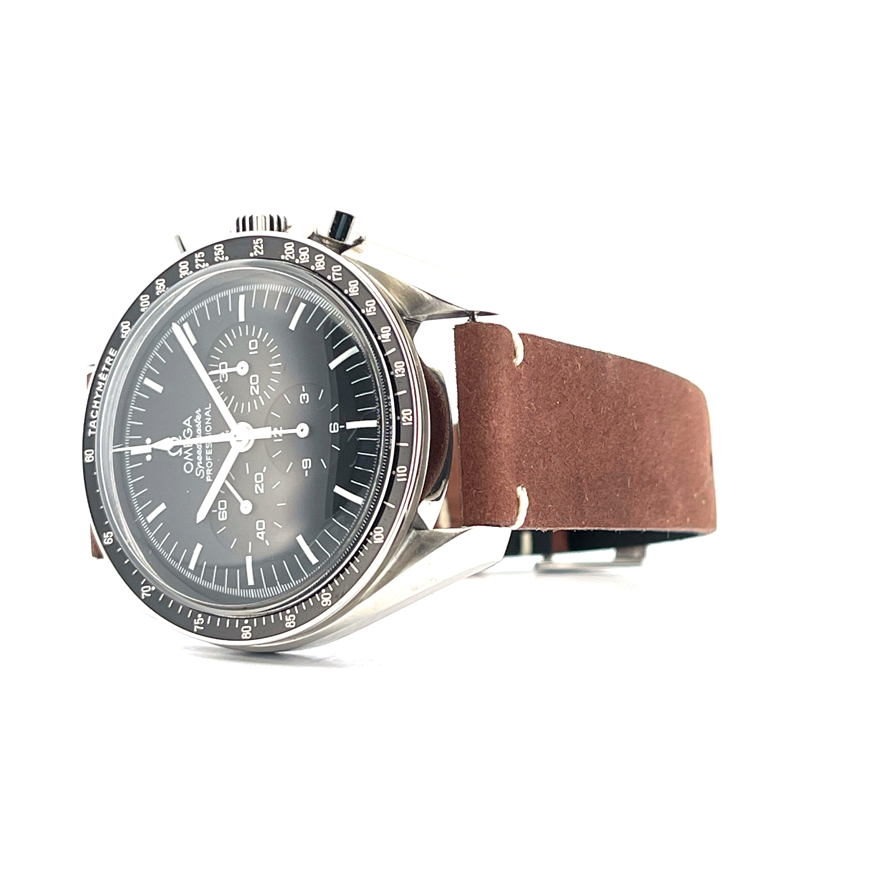 Omega Speedmaster Professional Moonwatch von 2013 im Profil auf weißem Hintergrund mit braunem Lederarmband