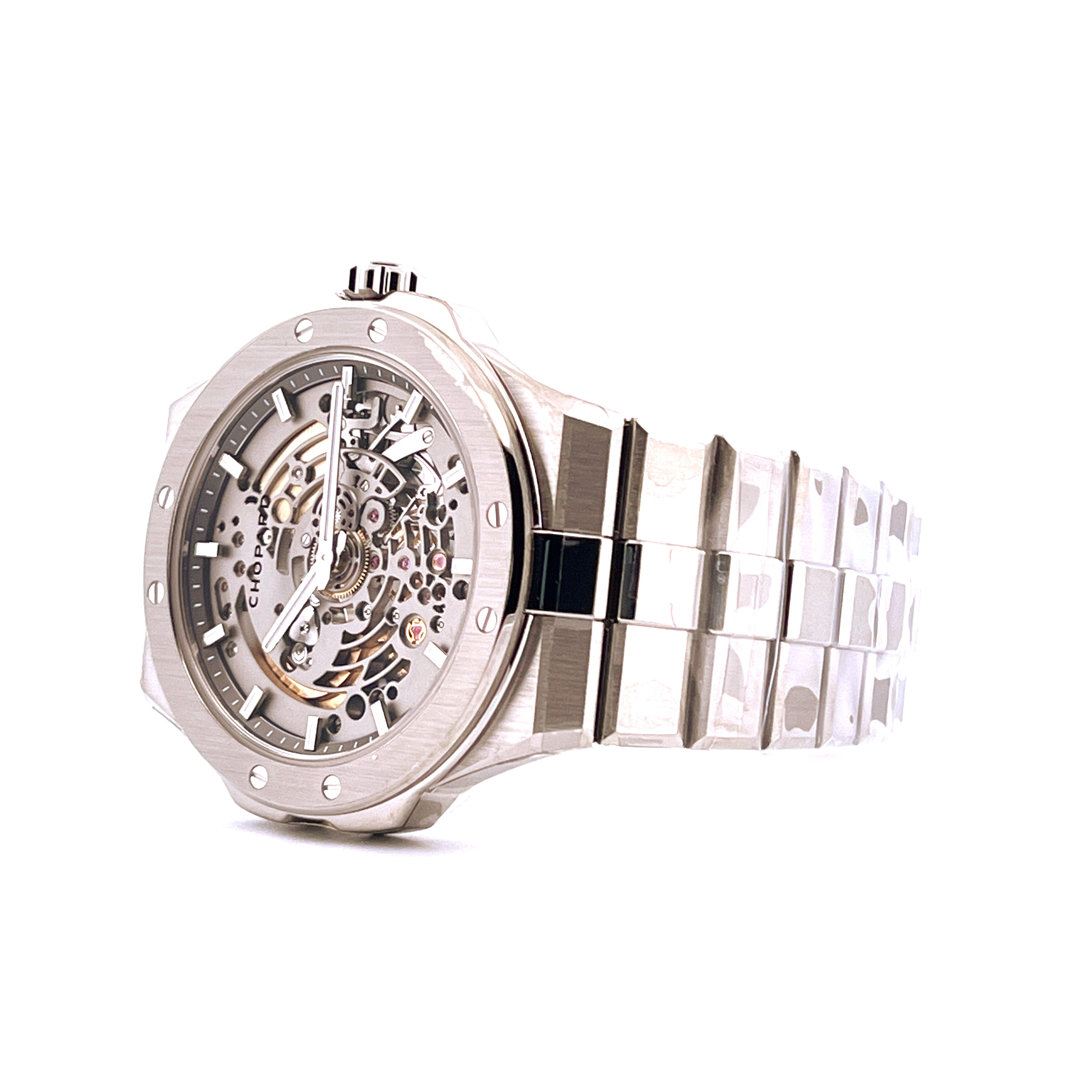Chopard Alpine Eagle 41 Xp Titan Automatikskelettuhr mit silbernem Titanarmband auf weißem Hintergrund
