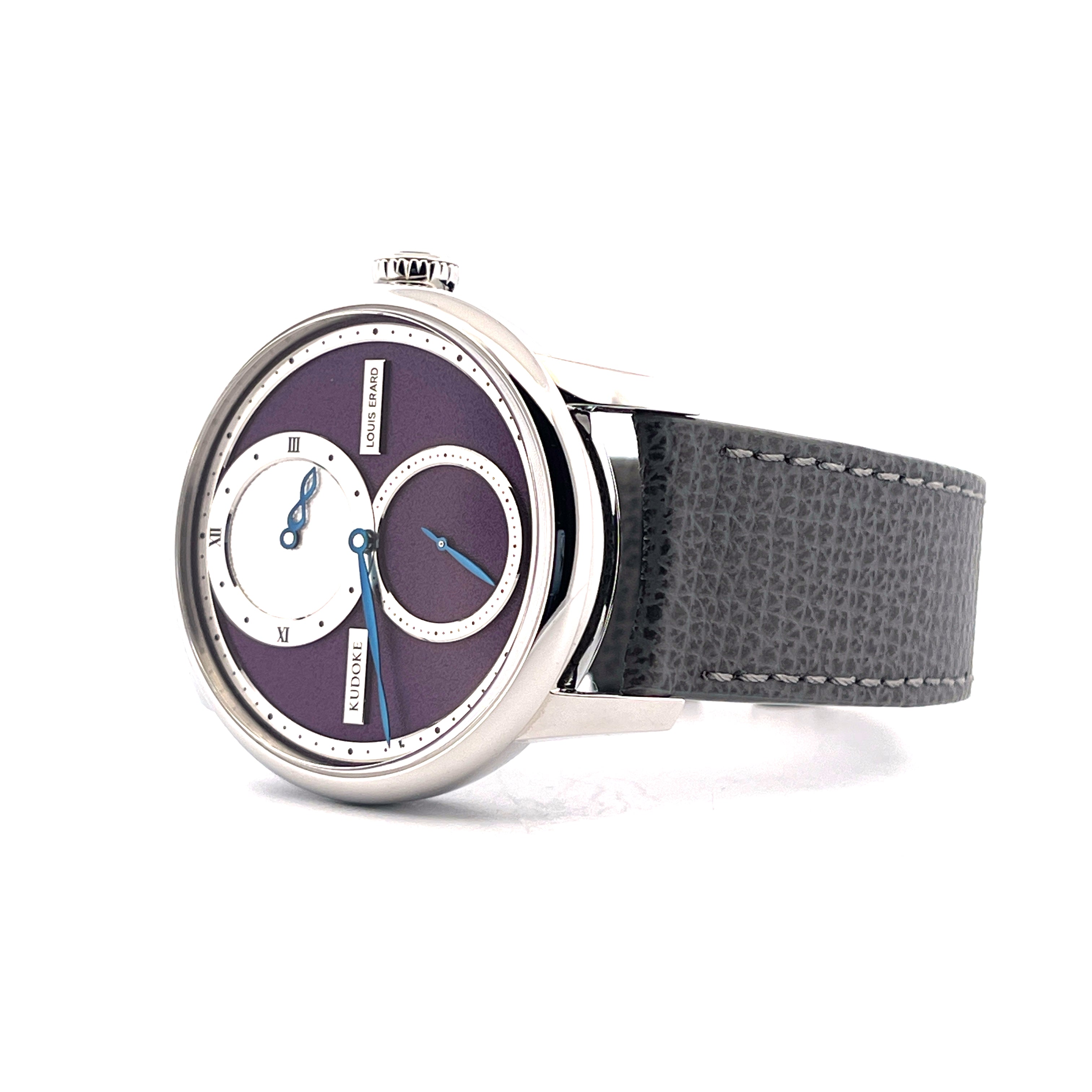 Louis Erard x Kudoke Regulator mit lila Zifferblatt und grauem Lederarmband