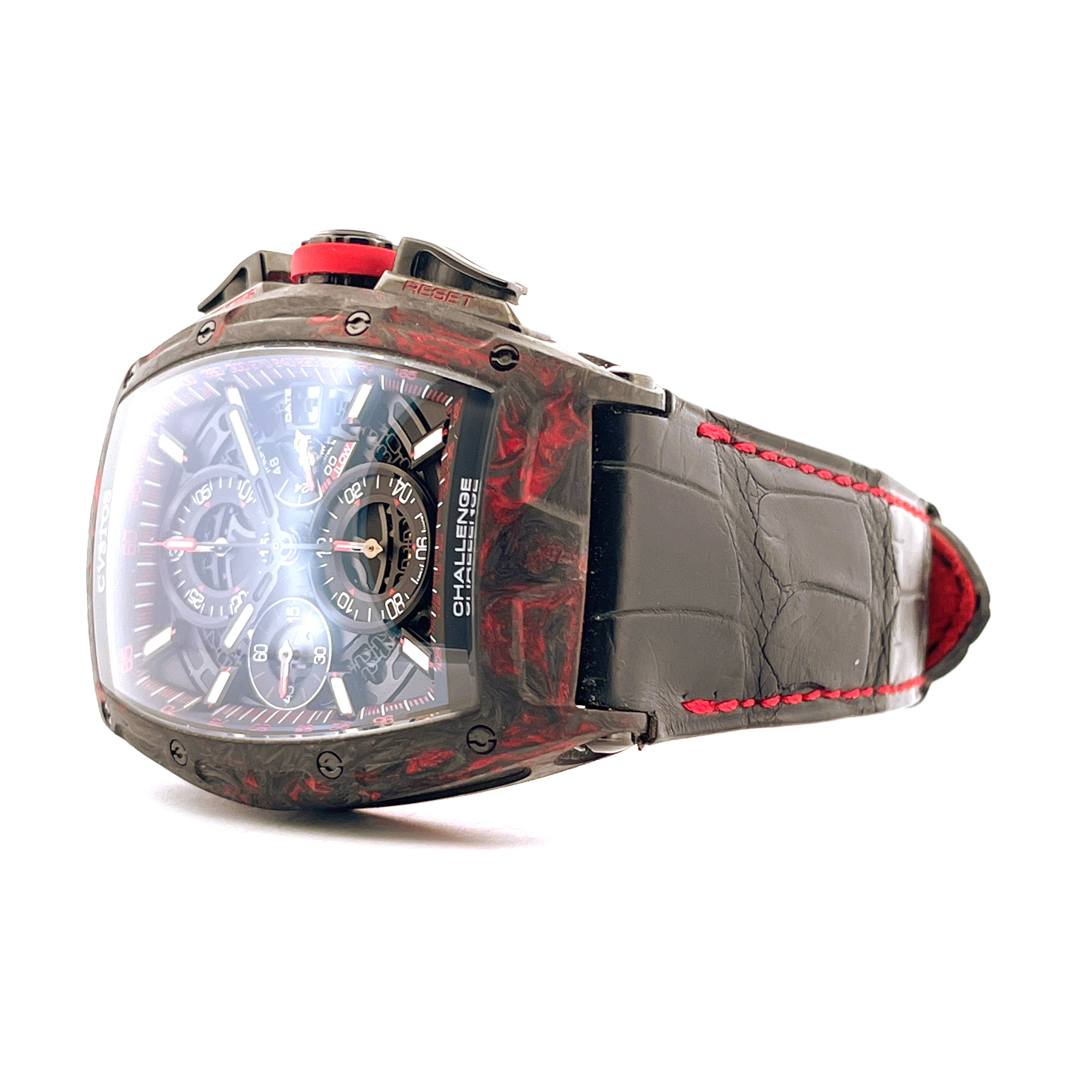 Cvstos Challenge Chrono II Red von der Seite, schwarzes Krokodil-Lederarmband mit roter Naht, Carbongehäuse