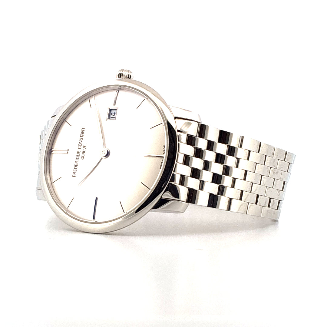 Frederique Constant Slim Line Automatic 2025 mit silbernem Zifferblatt und Stahlarmband auf weißem Hintergrund
