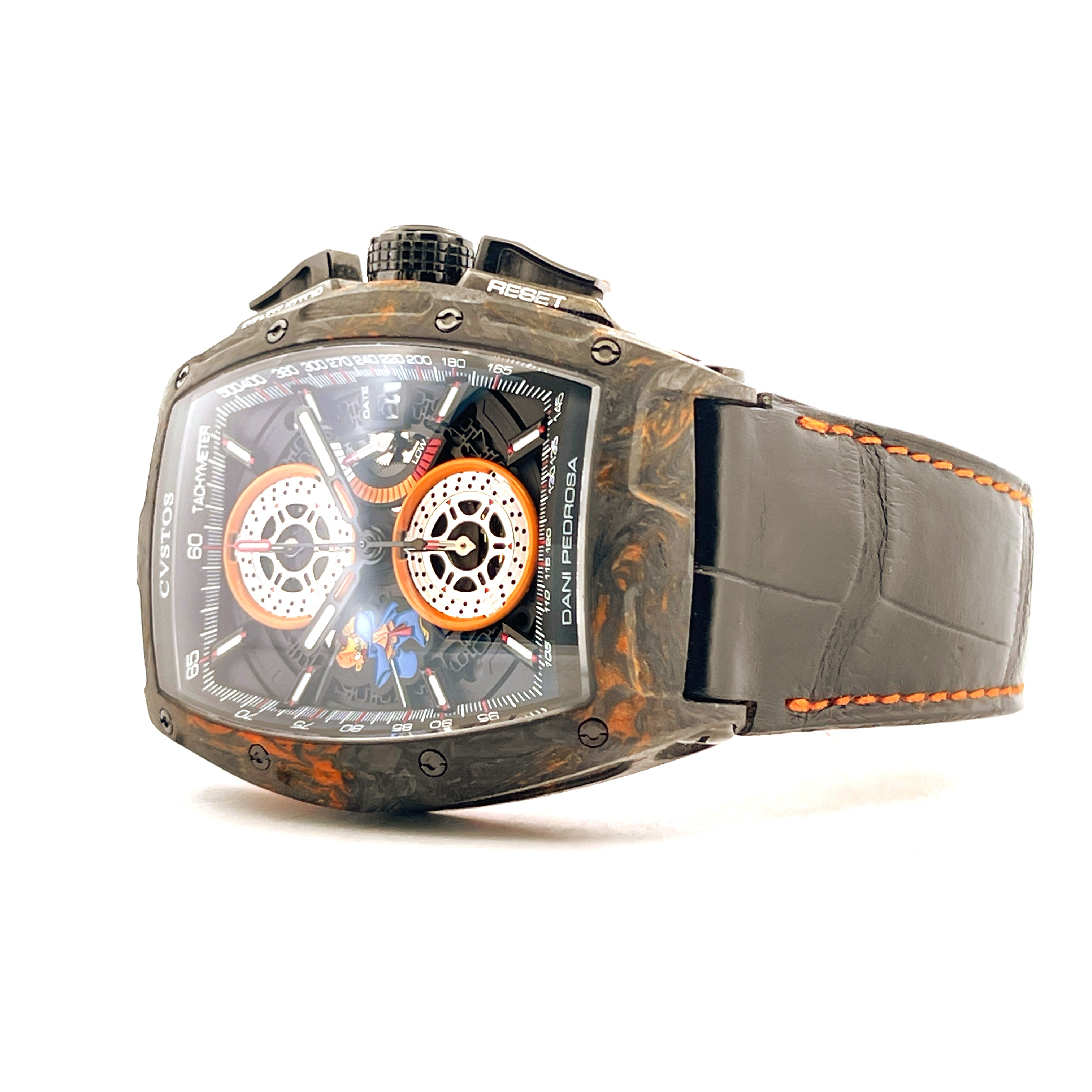 Cvstos Challenge II Chrono Dani Pedrosa Carbon Uhr im Seitenprofil mit schwarzem Lederarmband mit orangen Nähten