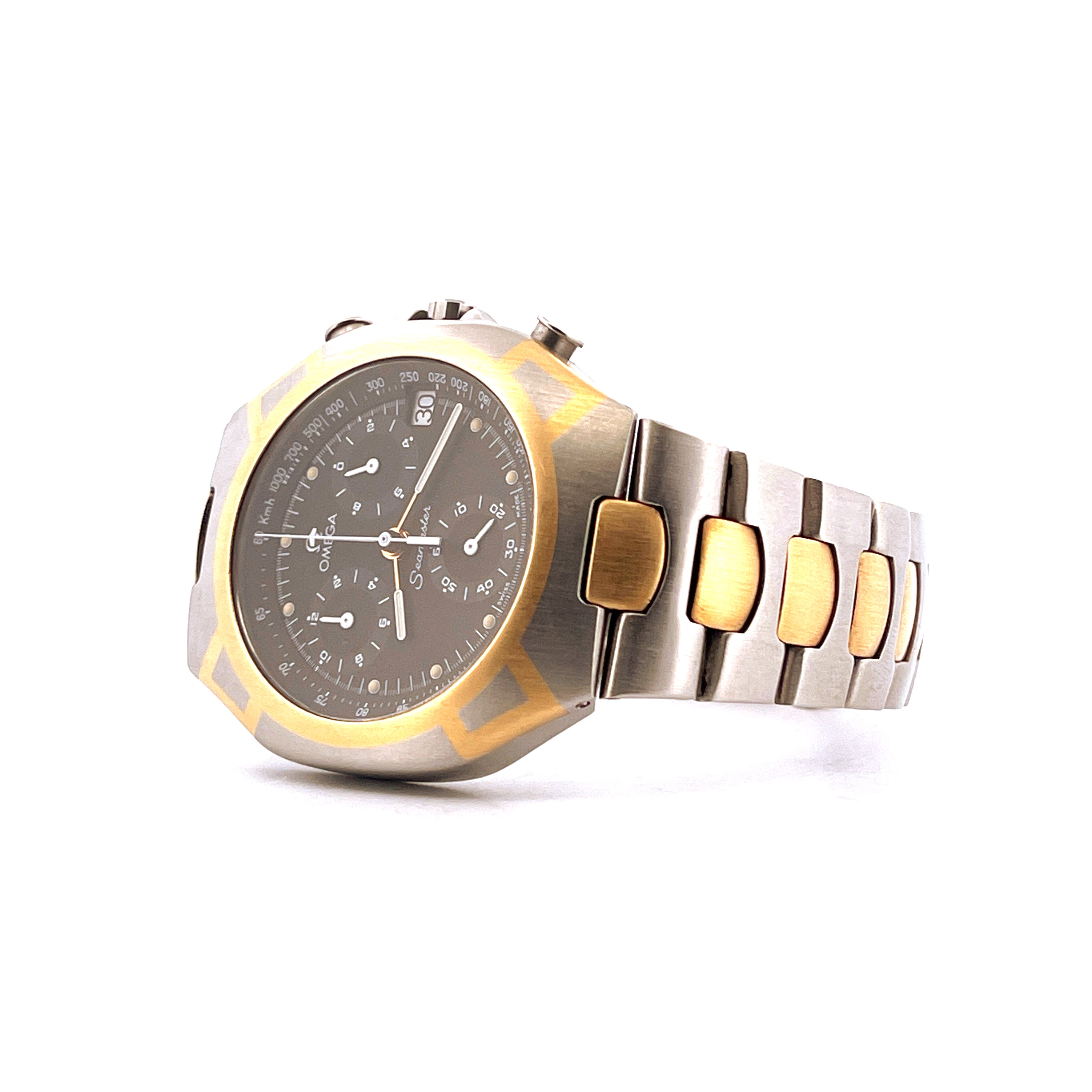 Omega Seamaster Polaris Chronograph aus Gold und Stahl in Seitenansicht auf weißem Hintergrund