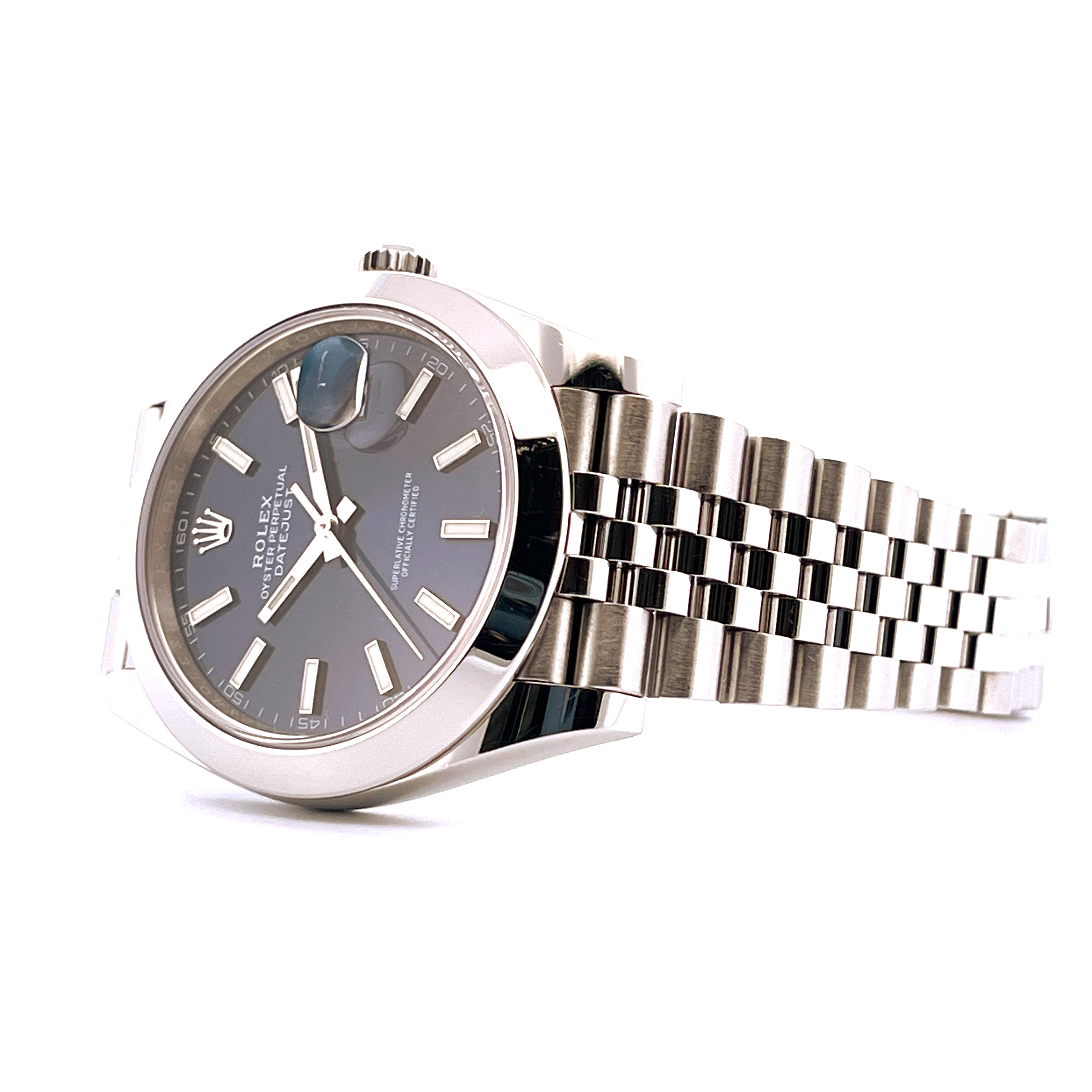 Rolex Datejust 41 Blue Jubilee im Winkel von rechts vorne auf weißem Hintergrund mit Stahlarmband