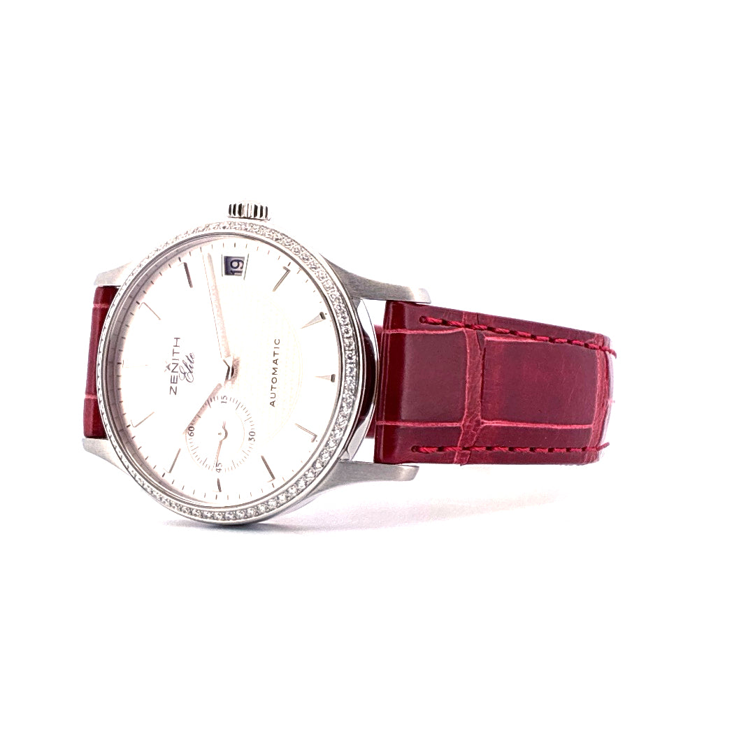 Zenith Class Elite Automatic mit Diamantlünette und rotem Lederarmband auf weißem Hintergrund