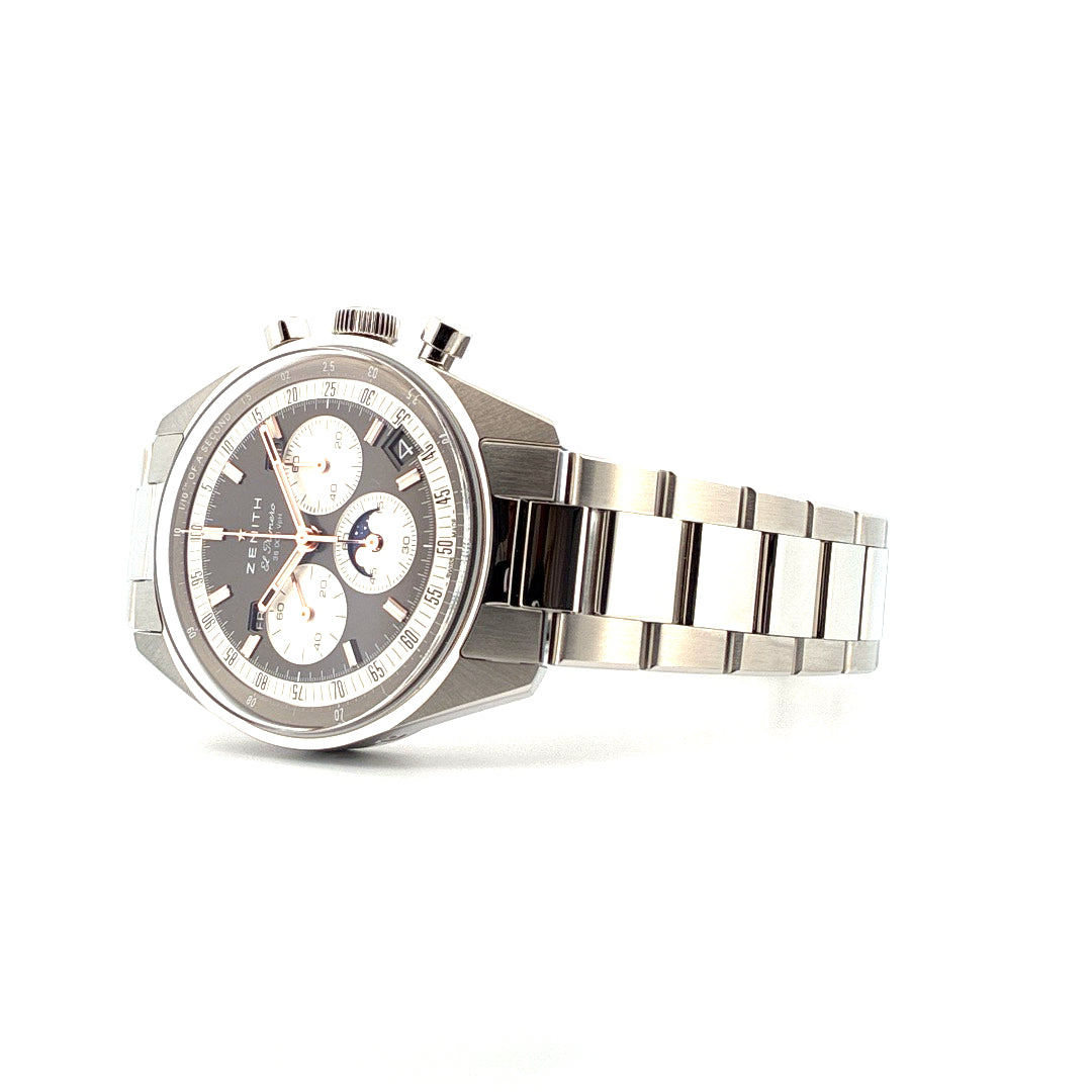 Zenith Chronomaster Original Triple Calendar im Seitenprofil auf weißem Hintergrund mit Edelstahlarmband und grauem Ziffer…