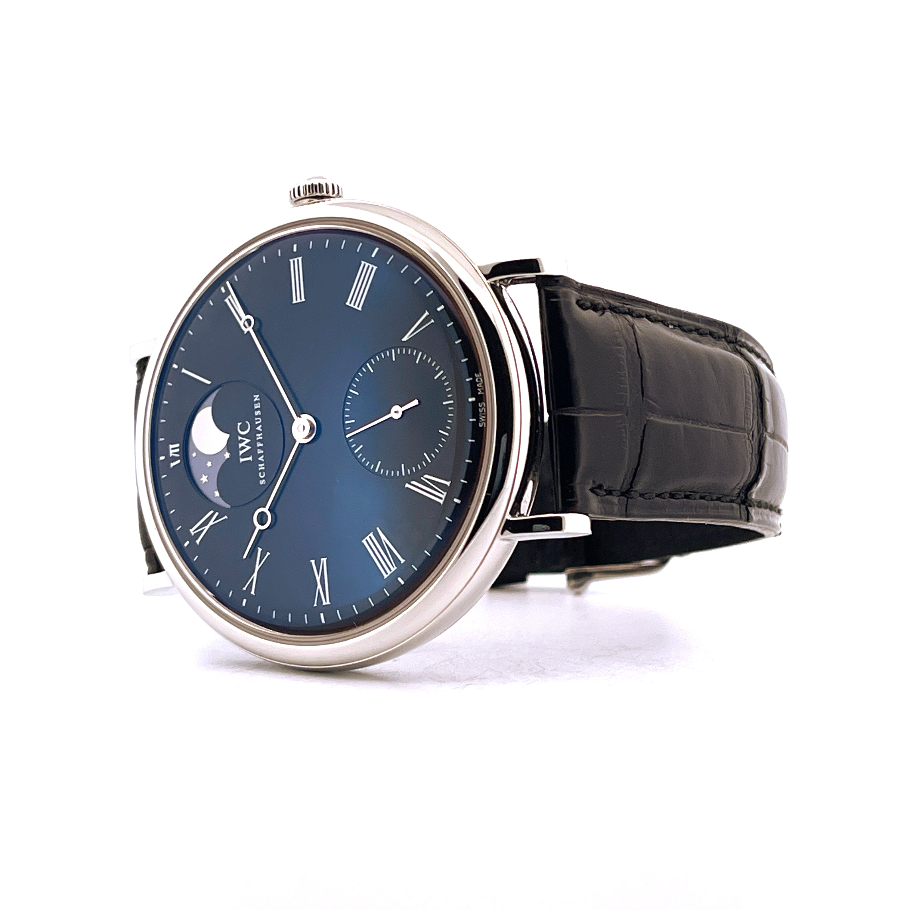 IWC Portofino Moonphase mit blauem Zifferblatt und schwarzem Lederarmband, im Detail auf weißem Hintergrund