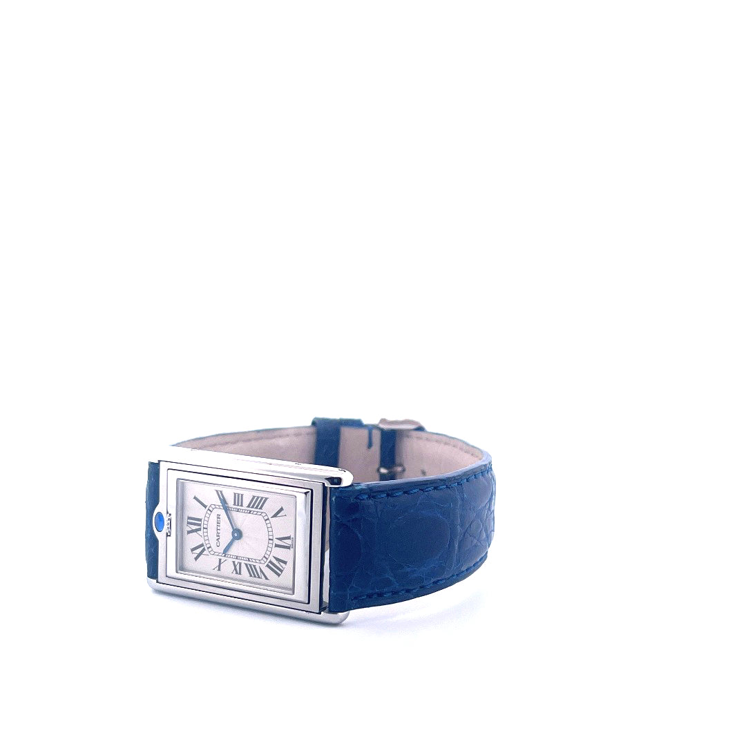 Cartier Tank Basculante Stahl-Uhr mit blauem Lederarmband im Profil auf weißem Hintergrund