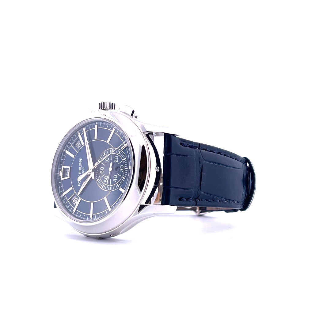 Patek Philippe Annual Calendar Chronograph, Schrägansicht mit Zifferblatt, Krone und Armband vor weißem Hintergrund
