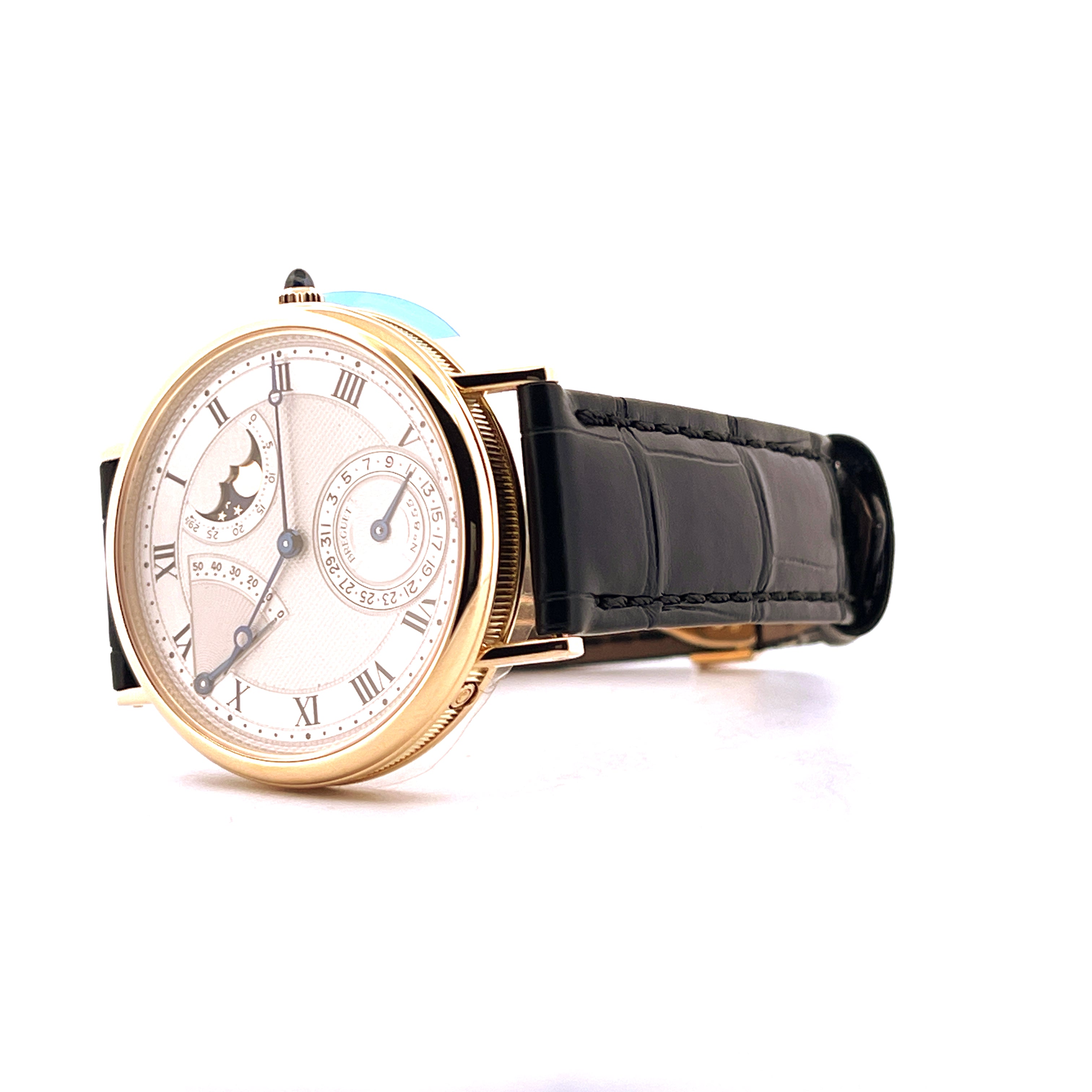 Breguet Classique Power Reserve Gelbgold automatik Uhr mit Lederarmband auf weißem Hintergrund