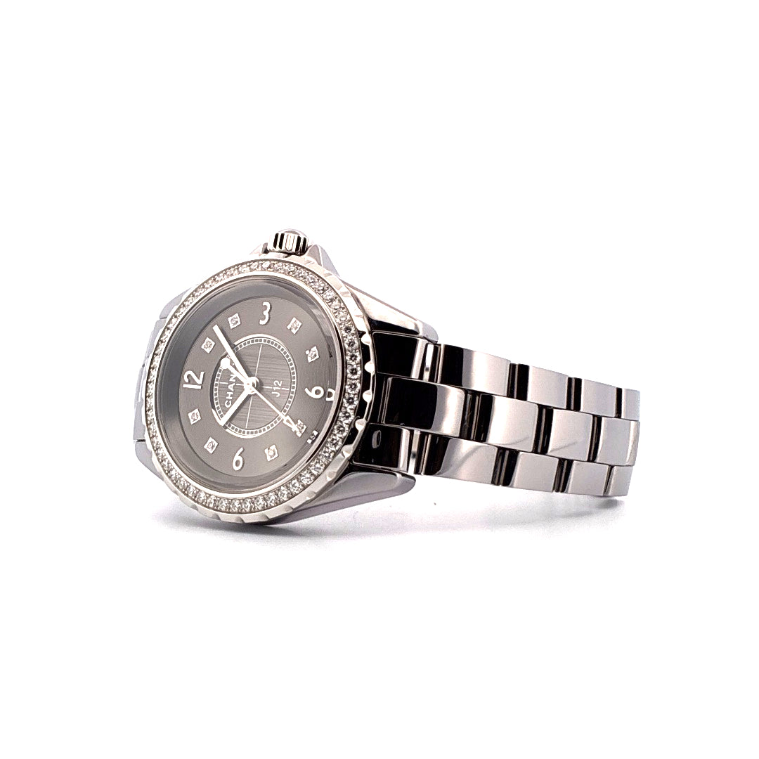 Chanel J12 33mm grey mit Diamantlünette und Keramikband auf weißem Hintergrund