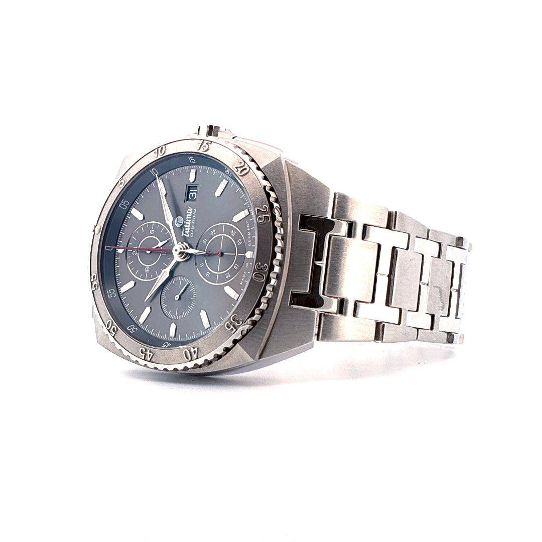 Tutima Saxon One Chronograph mit grauem Zifferblatt und Edelstahlarmband in Seitenansicht