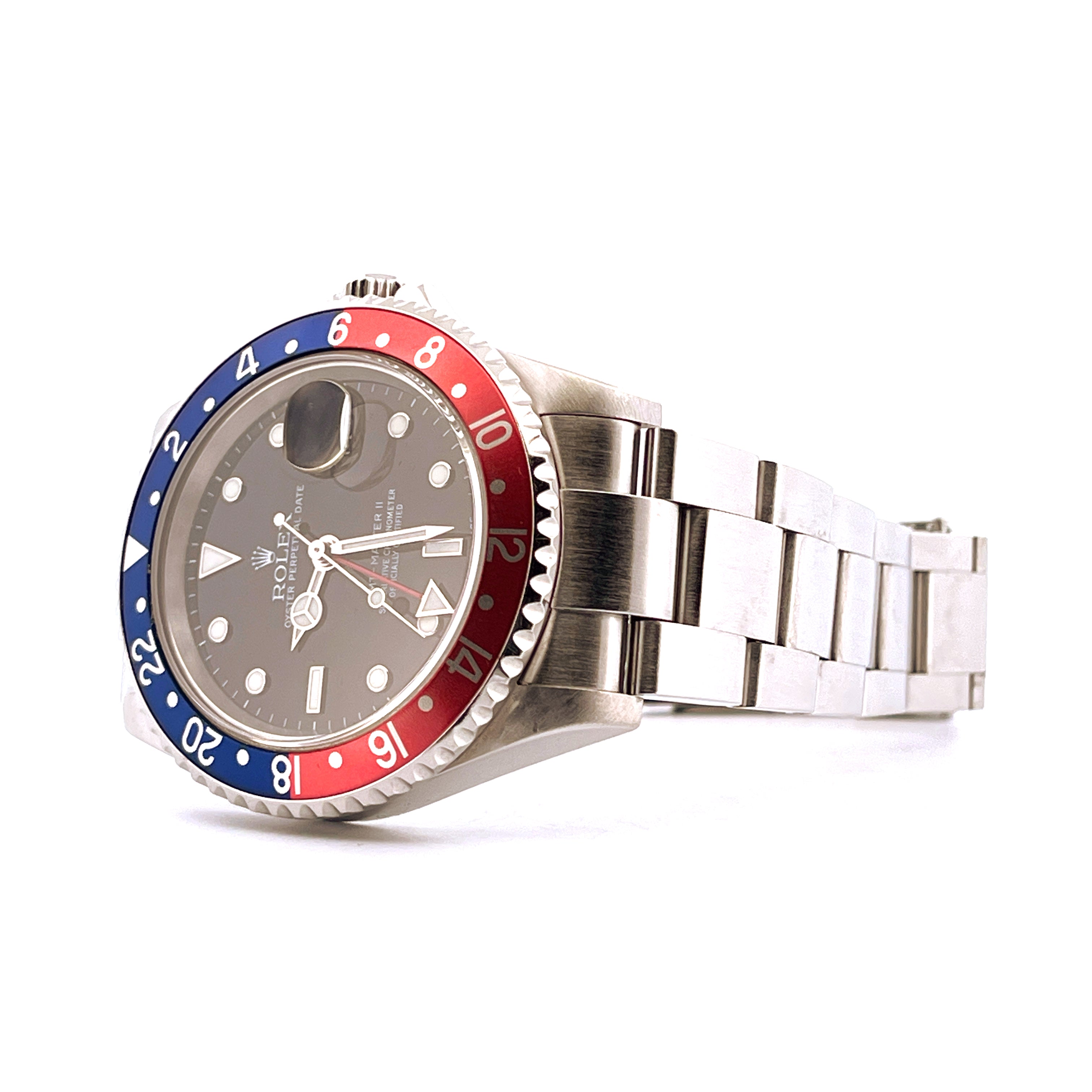 Rolex GMT-Master II 16710T Stahl-Uhr mit rot-blauem Lünettenring im Detail, Vorderansicht auf weißem Hintergrund