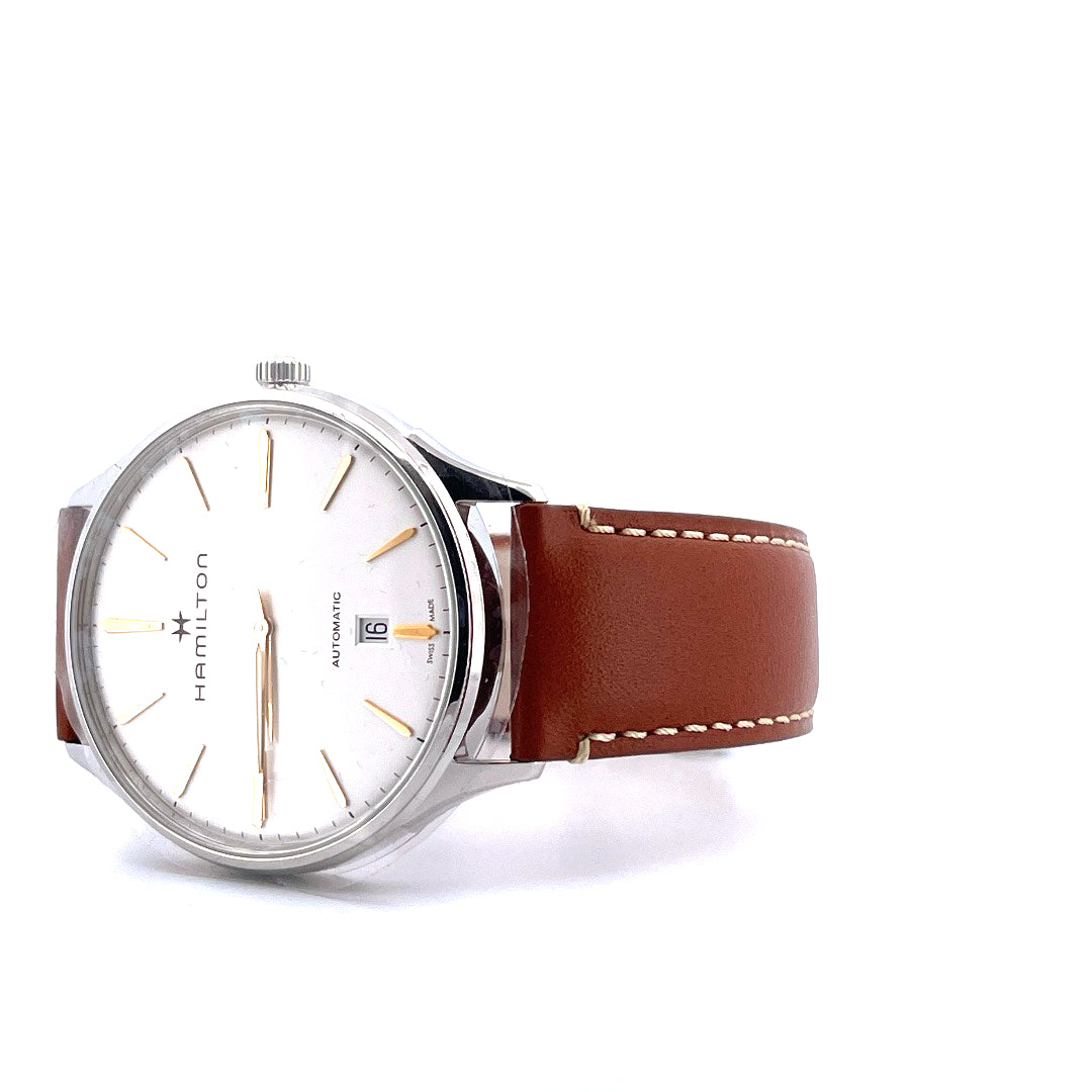 Hamilton Jazzmaster Thinline Auto (2025), Schrägansicht mit Zifferblatt, Armband und Krone vor weißem Hintergrund