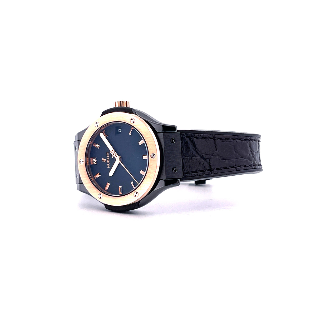 Hublot Classic Fusion Quartz 33mm Ceramic & Gold / Full Set + Invoice + 2nd Rubber + Travel Case / Germany Hublot Boutique 2022, Schrägansicht mit Zifferblatt, Krone und Armband vor weißem Hintergrund