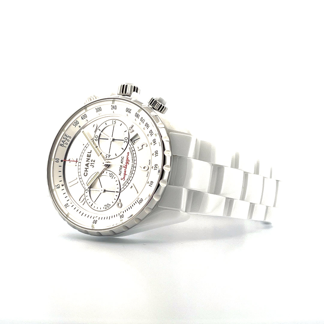 Chanel J12 Superleggera Chronograph aus Keramik mit weißem Zifferblatt und Gliederarmband auf weißem Hintergrund