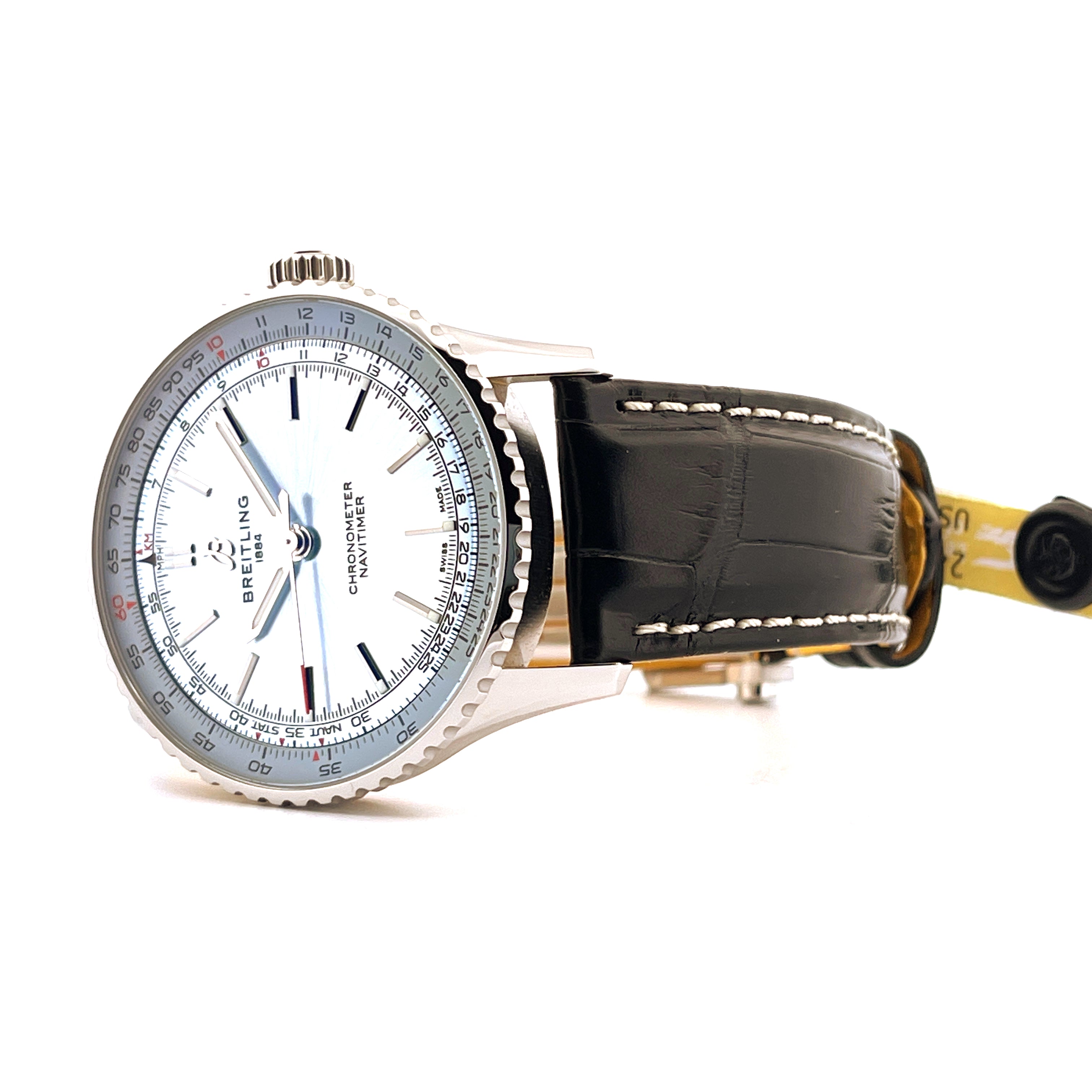 Breitling Navitimer Automatic 41 IceBlue Uhr mit schwarzem Lederarmband und Messband auf weißem Hintergrund