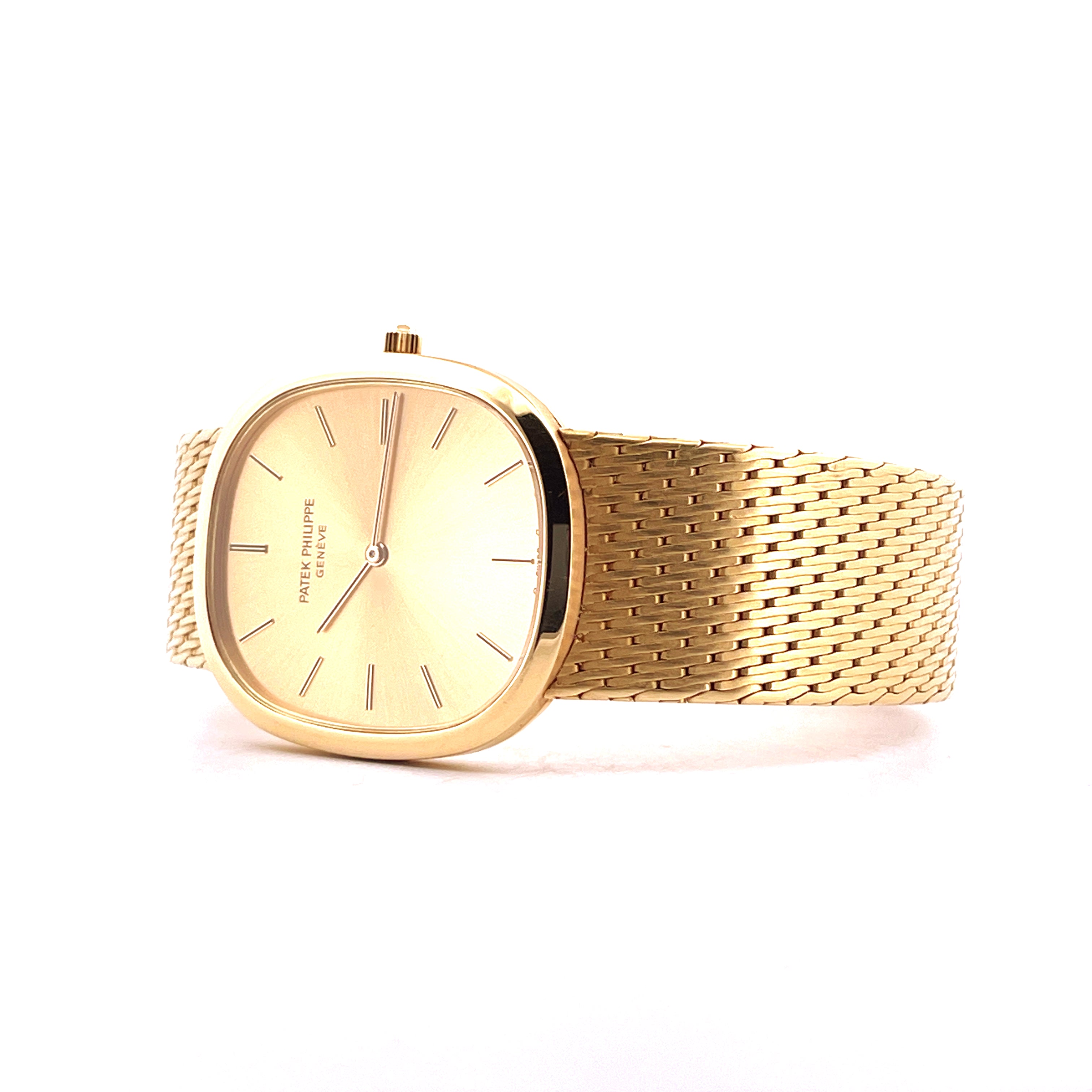 Patek Philippe Ellipse Gelbgold Uhr mit goldfarbenem Gliederarmband aus einer leichten Seitenansicht auf weißem Hintergrund