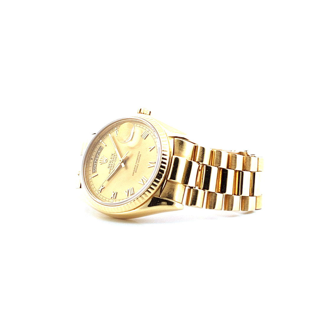 Rolex Day-Date 36mm Gelbgold Automatik, Seite des Gehäuses und Armband, auf weissem Hintergrund