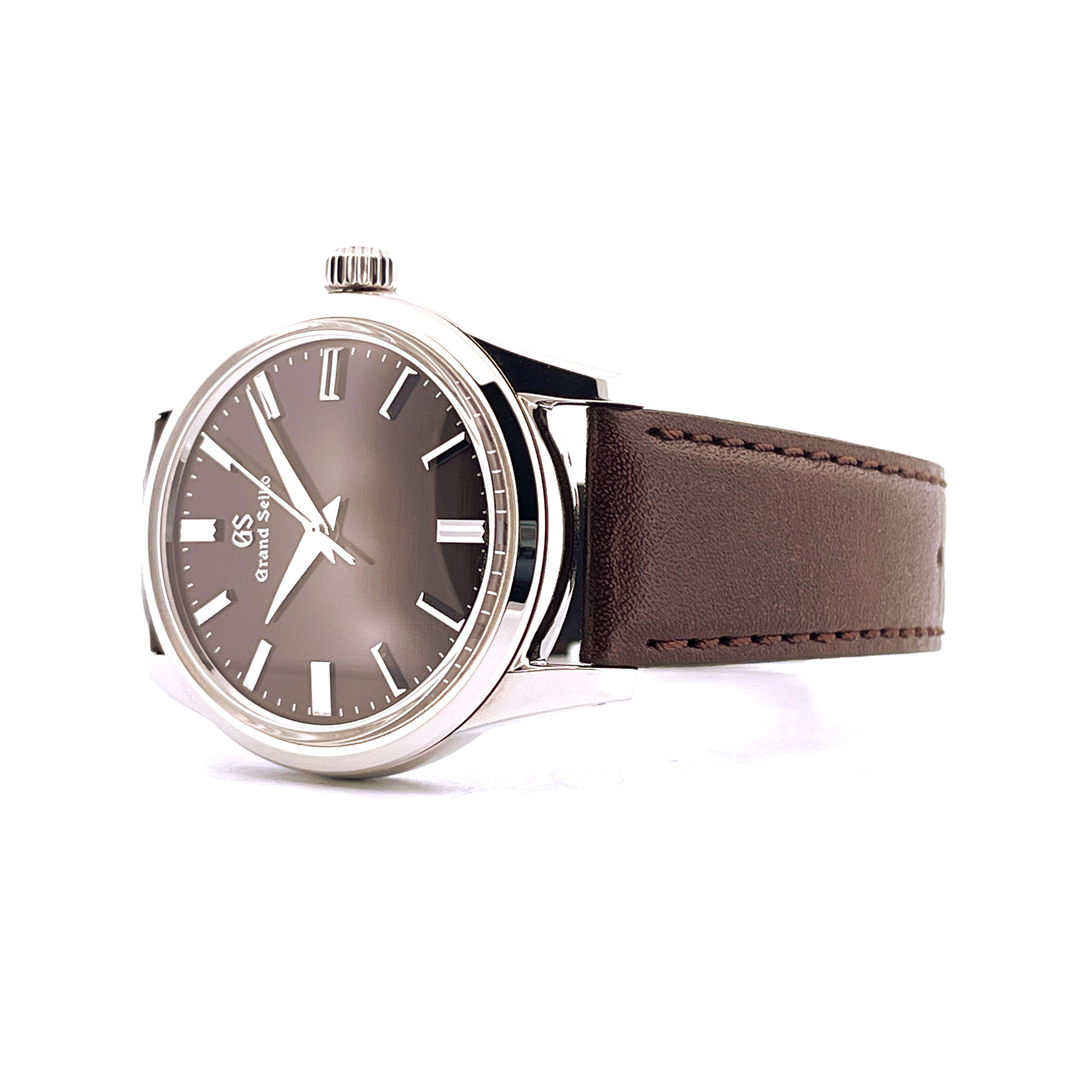 Grand Seiko Heritage 2025 Automatik Herrenuhr aus Edelstahl mit braunem Lederarmband seitlich aufgenommen