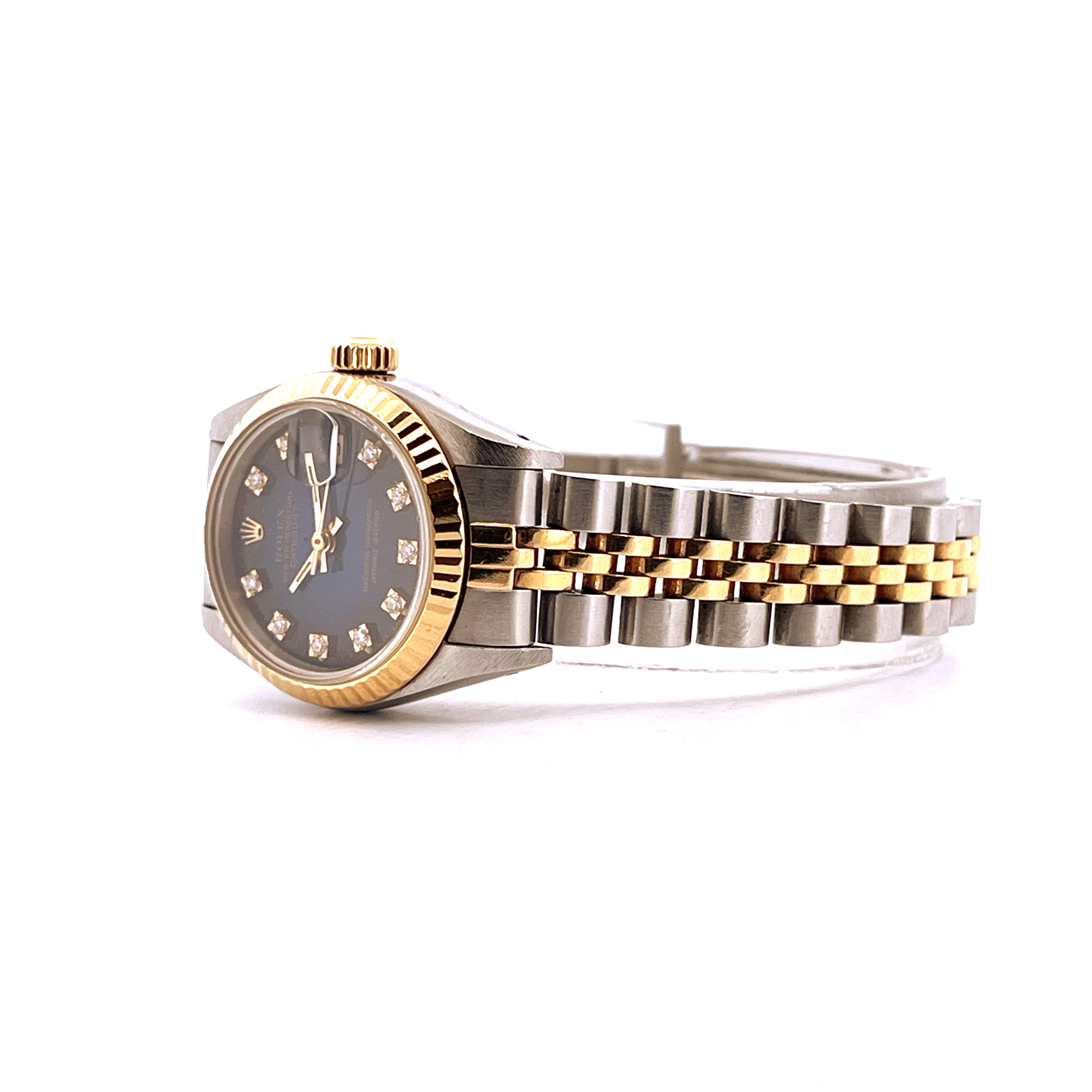 Eine Rolex Lady-Datejust 26mm aus Stahl und Gold mit blauem Zifferblatt und Diamanten, seitlich auf weißem Hintergrund