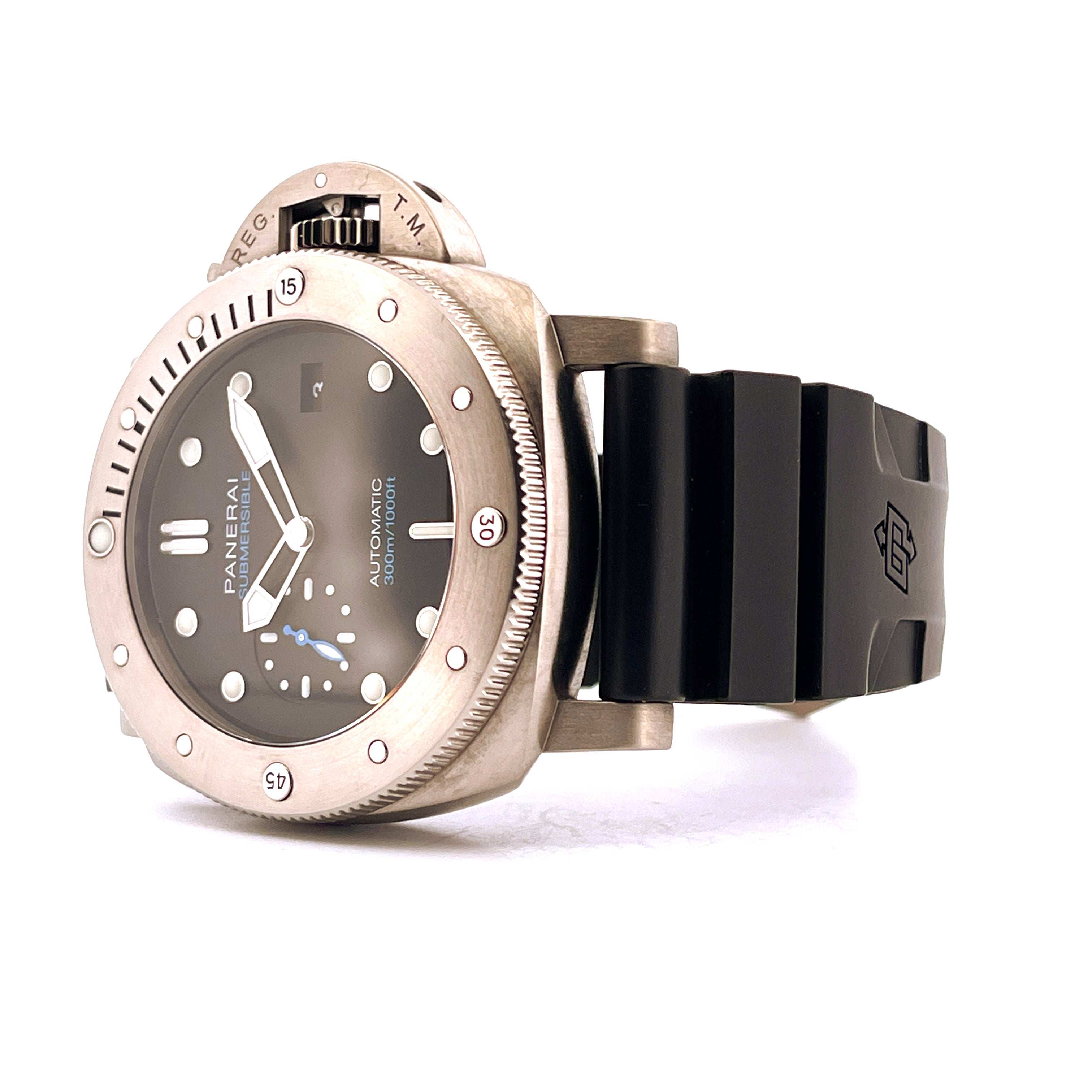 Panerai Luminor Submersible 1950 3 Days Titan mit schwarzem Kautschukband auf weißem Hintergrund