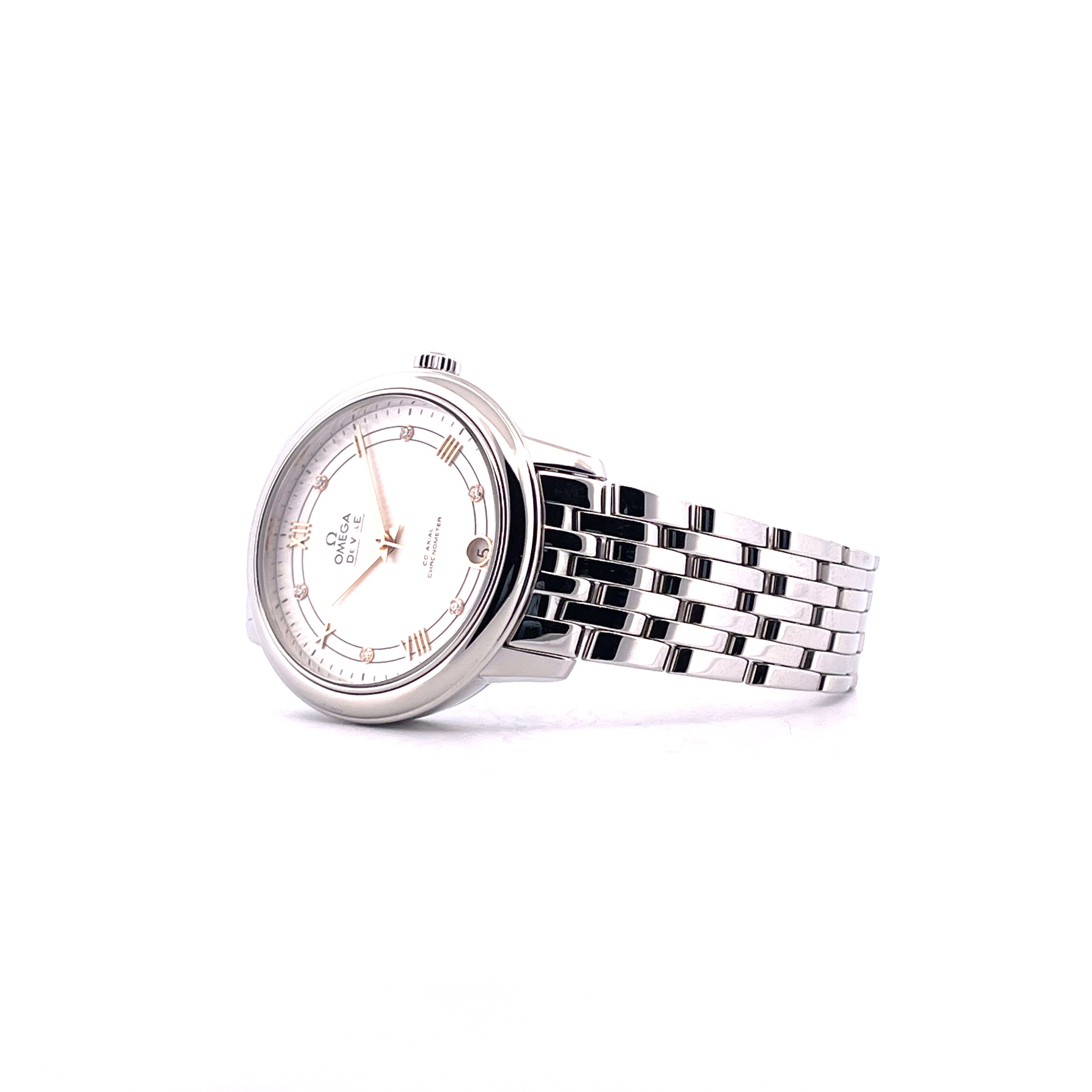 Omega De Ville Prestige Lady silberne Uhr mit Automatikwerk und Stahlarmband auf weißem Hintergrund