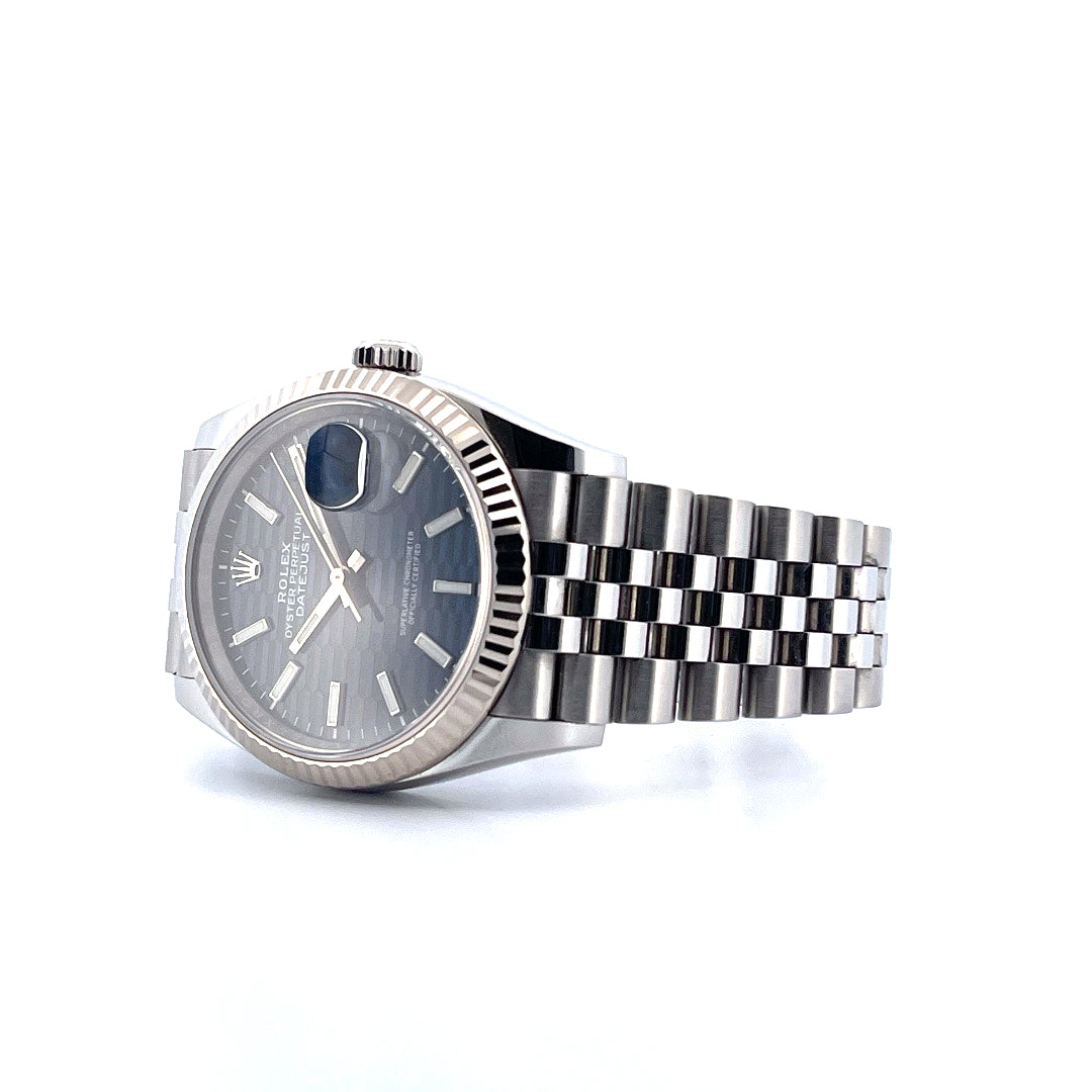 Rolex Datejust 36 Blue Motif (2021) aus Stahl mit blauem Zifferblatt und Jubilé-Armband im Dreiviertelprofil auf weissem Hintergrund