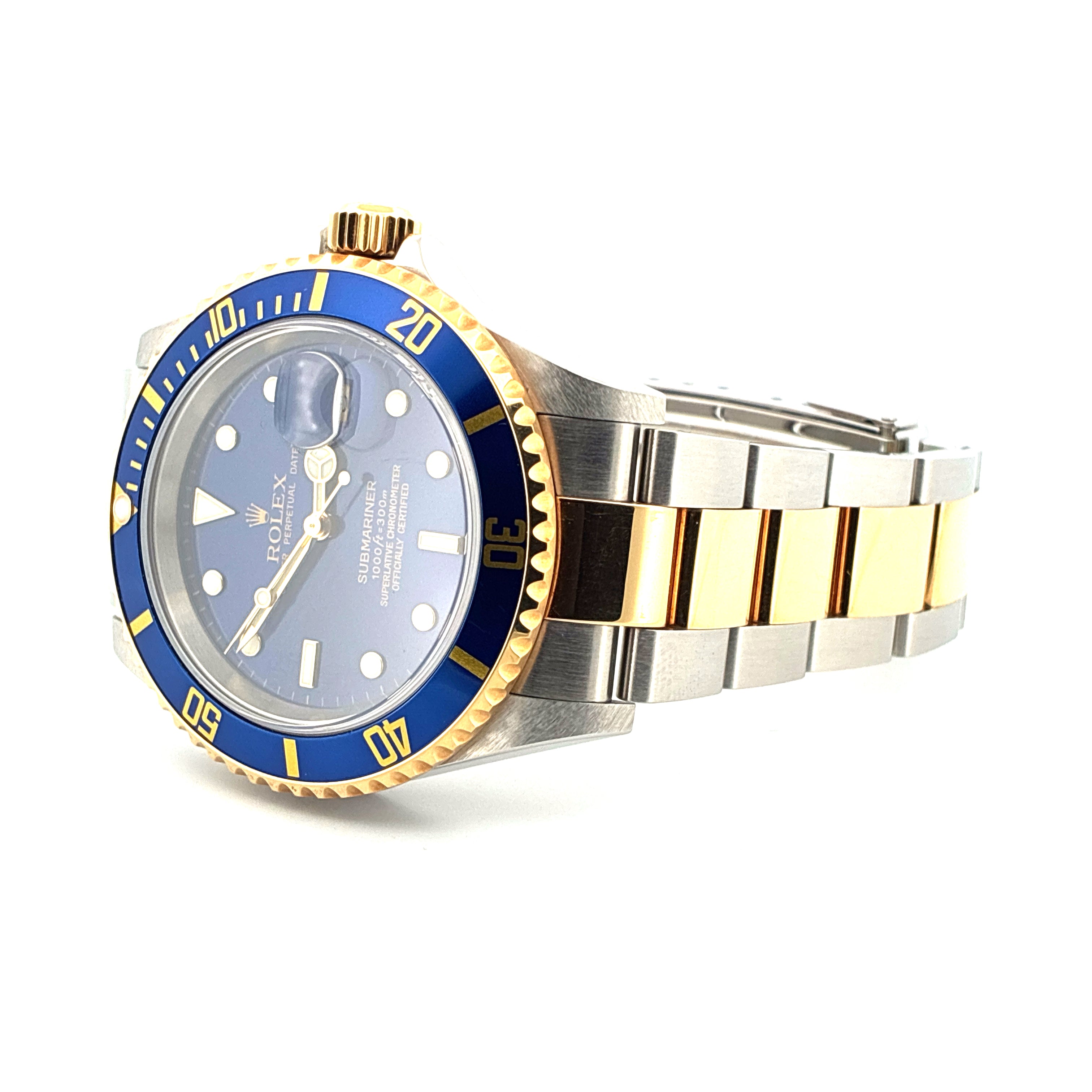 Rolex Submariner Date Bicolor Automatik mit blauem Zifferblatt und gold-stahl-farbenem Armband auf weißem Hintergrund