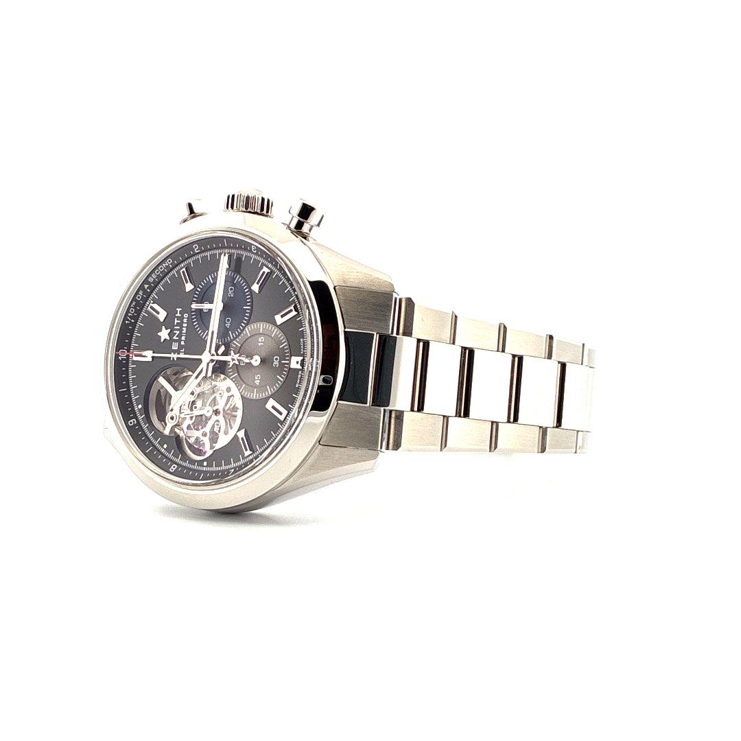 Zenith Chronomaster Open Automatic 39.5 mm im Profil auf weißem Hintergrund mit Edelstahlarmband