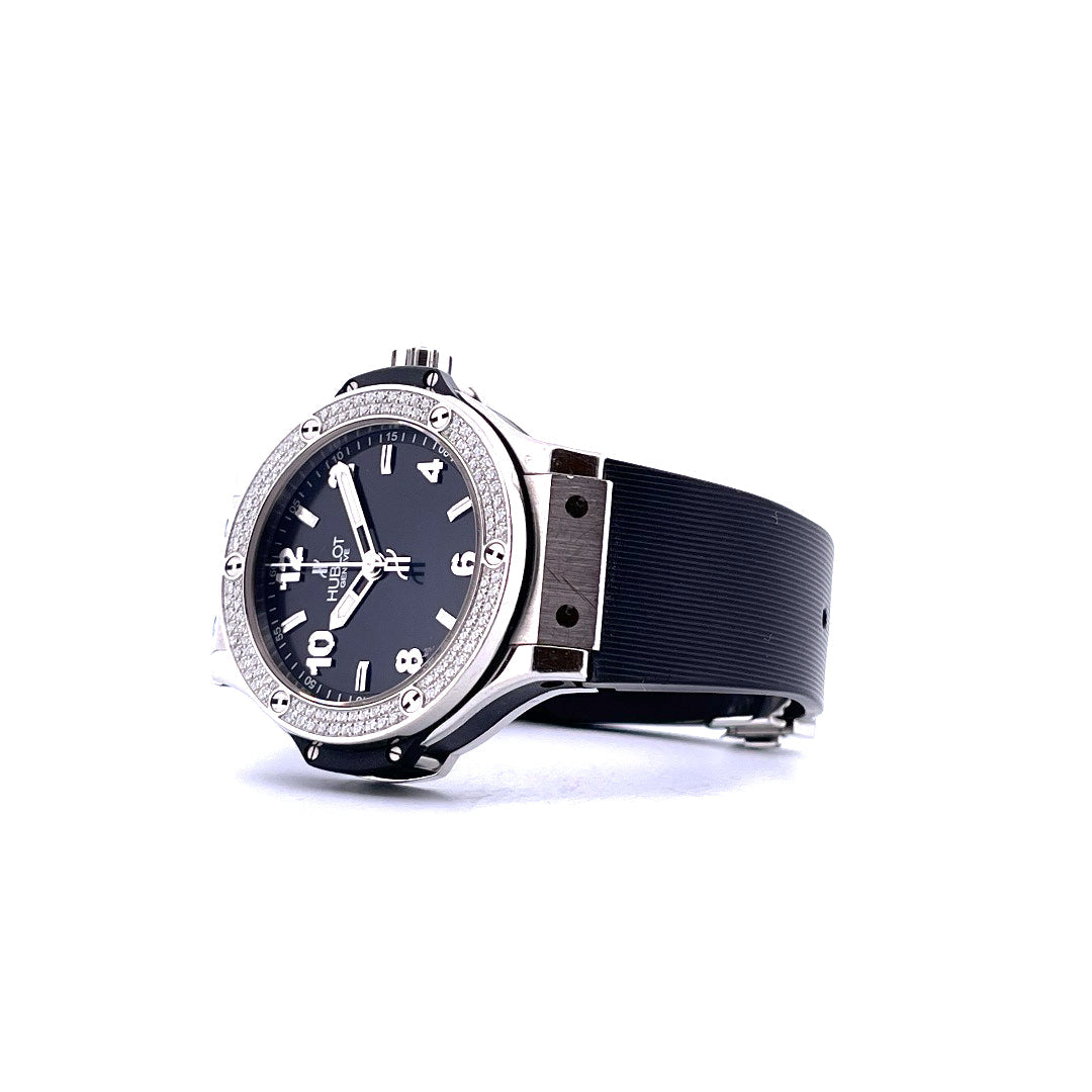 Eine Hublot Big Bang 38 mm Uhr mit Diamantlünette und schwarzem Armband auf weißem Hintergrund