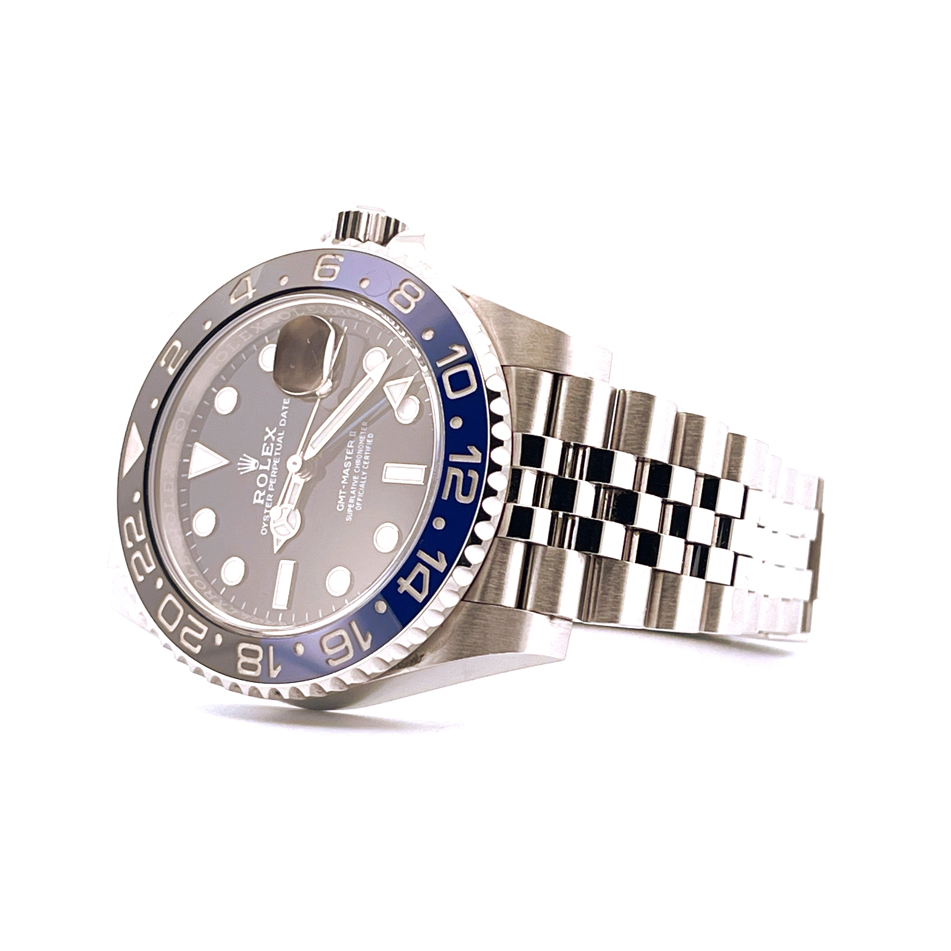 Rolex GMT-Master II Batgirl mit blau-schwarzer Lünette und Stahlarmband im Detail aufgenommen auf weißem Hintergrund