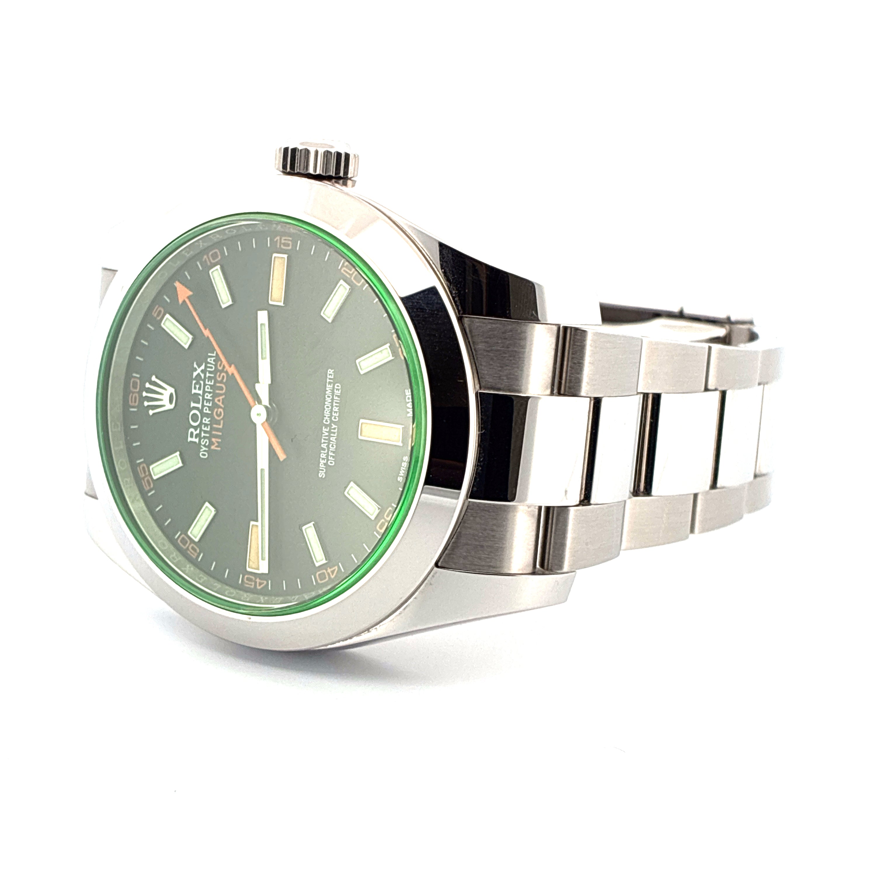 Eine Rolex Milgauss Uhr aus Stahl mit schwarzem Zifferblatt und grünem Rand auf weissem Hintergrund