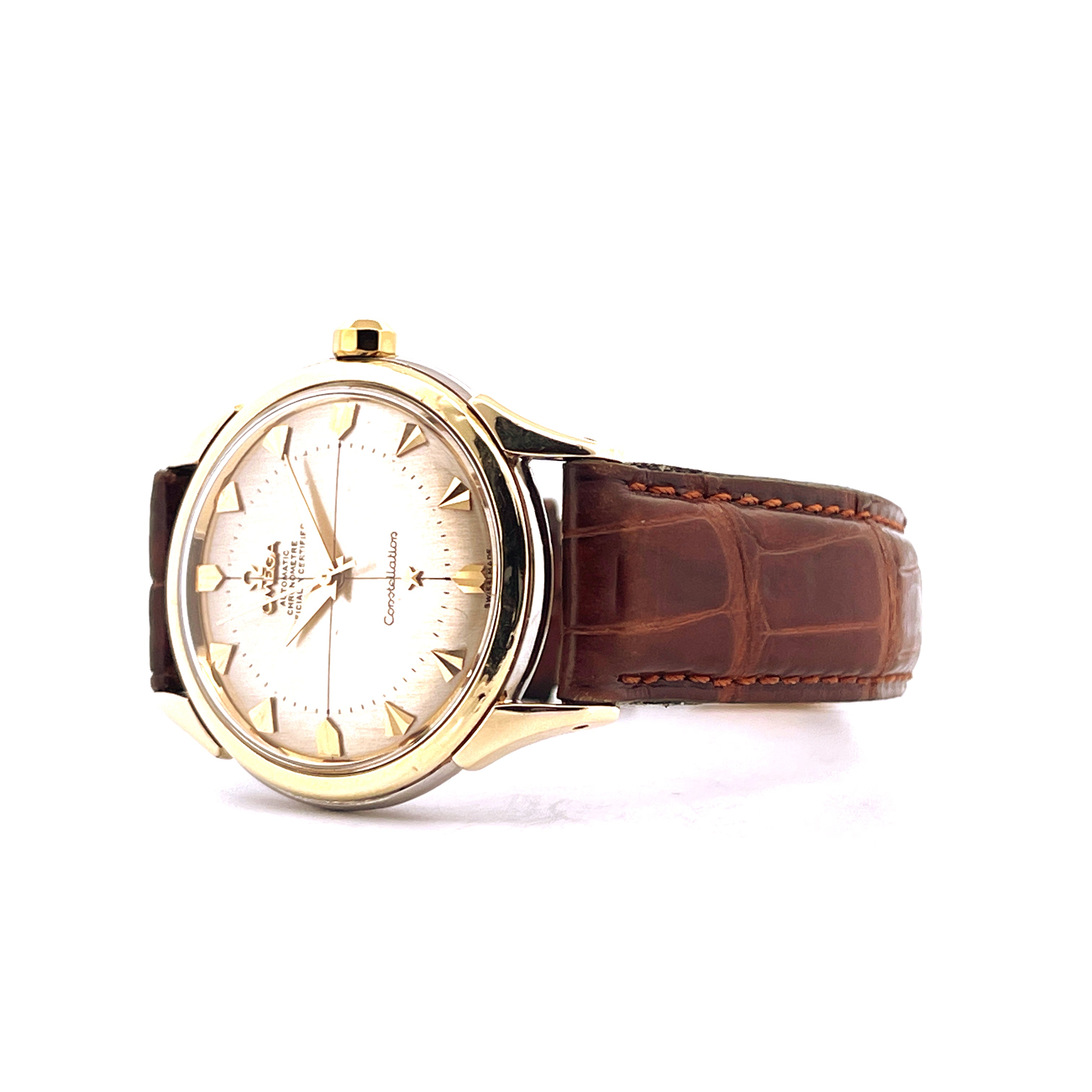 Omega Constellation Pie Pan Steel & Gold 1952 von der Seite mit braunem Lederarmband auf weißem Hintergrund